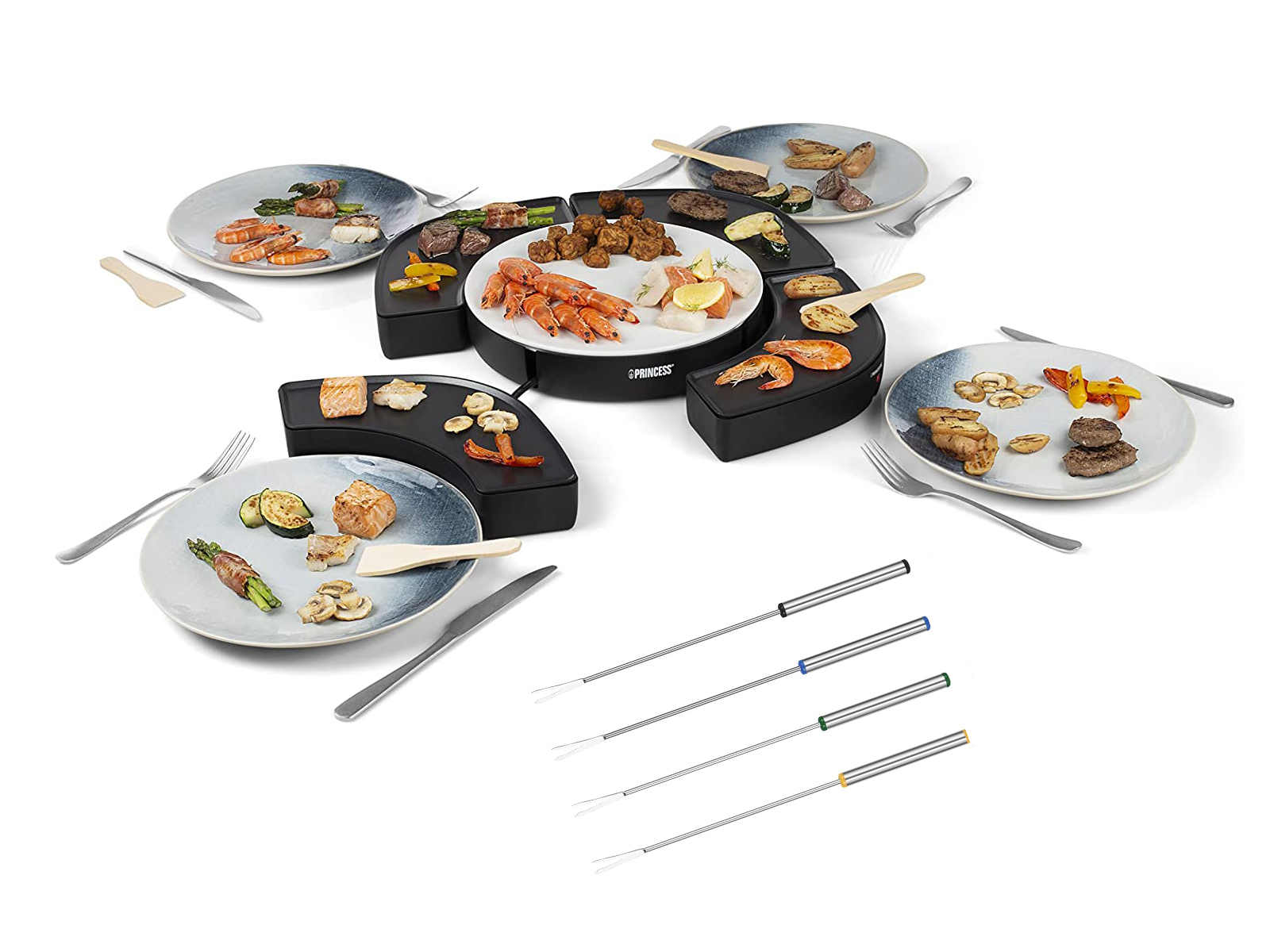 Ein Tisch mit Essen, Tellern, Gabeln und Fonduegabeln. Teller haben Essen.