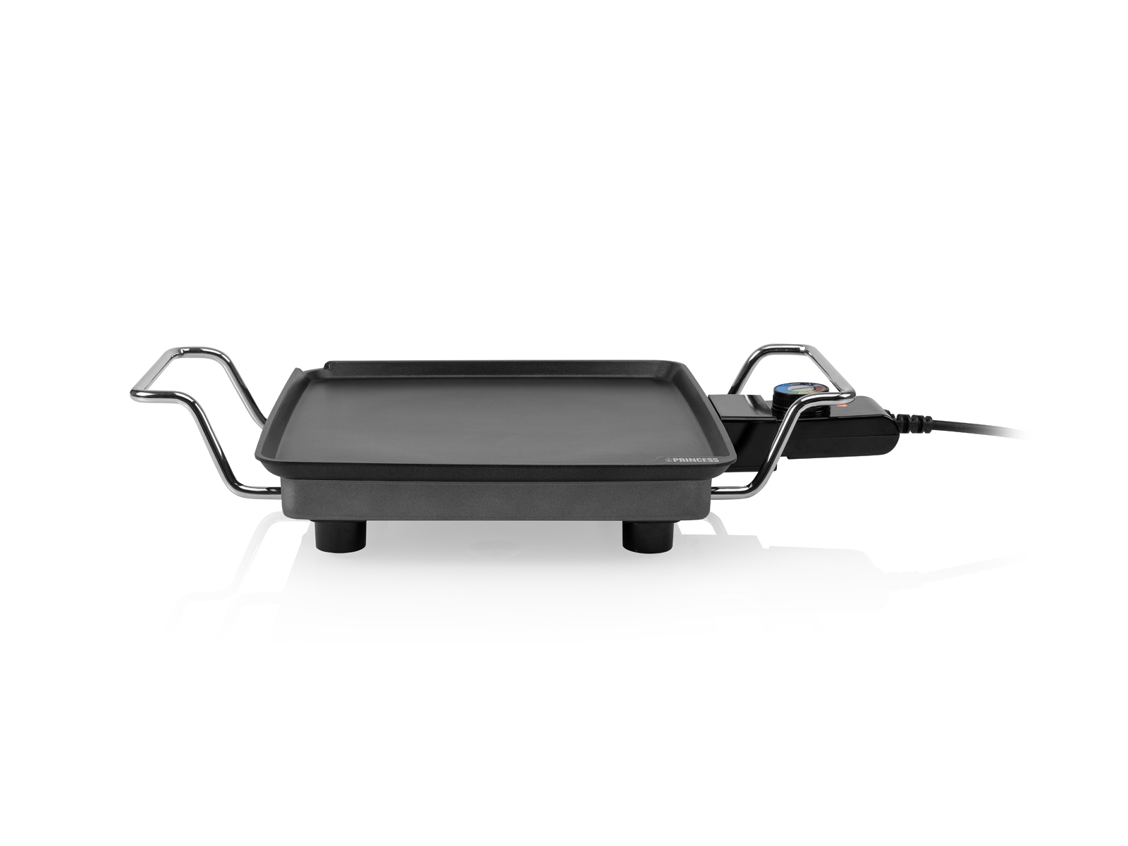 Ein schwarzer Elektrogrill mit silbernen Griffen und Netzkabel. Er steht auf einer weißen Oberfläche.