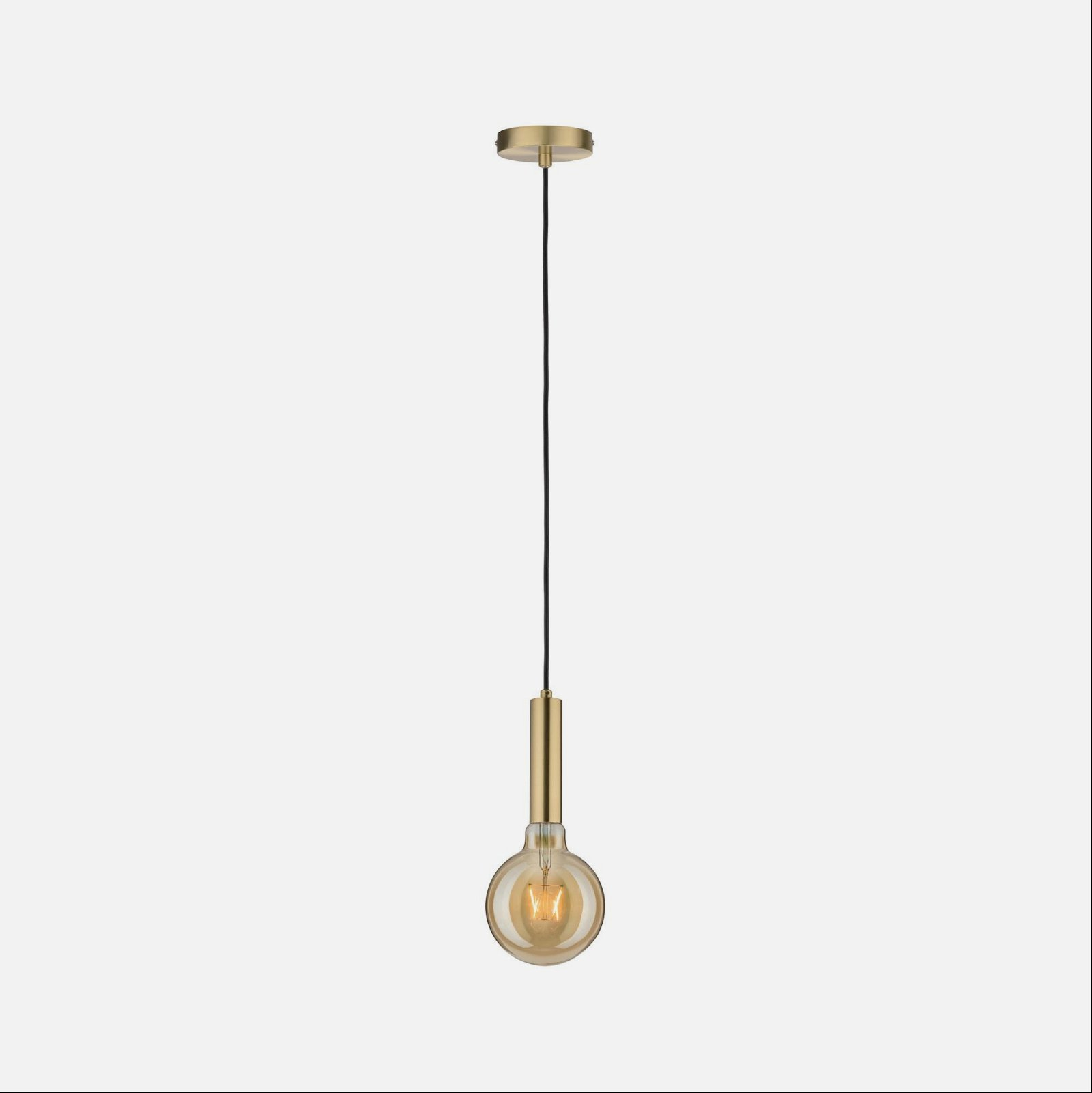 Złota lampa wisząca z okrągłą żarówką i czarnym kablem, na białym tle.