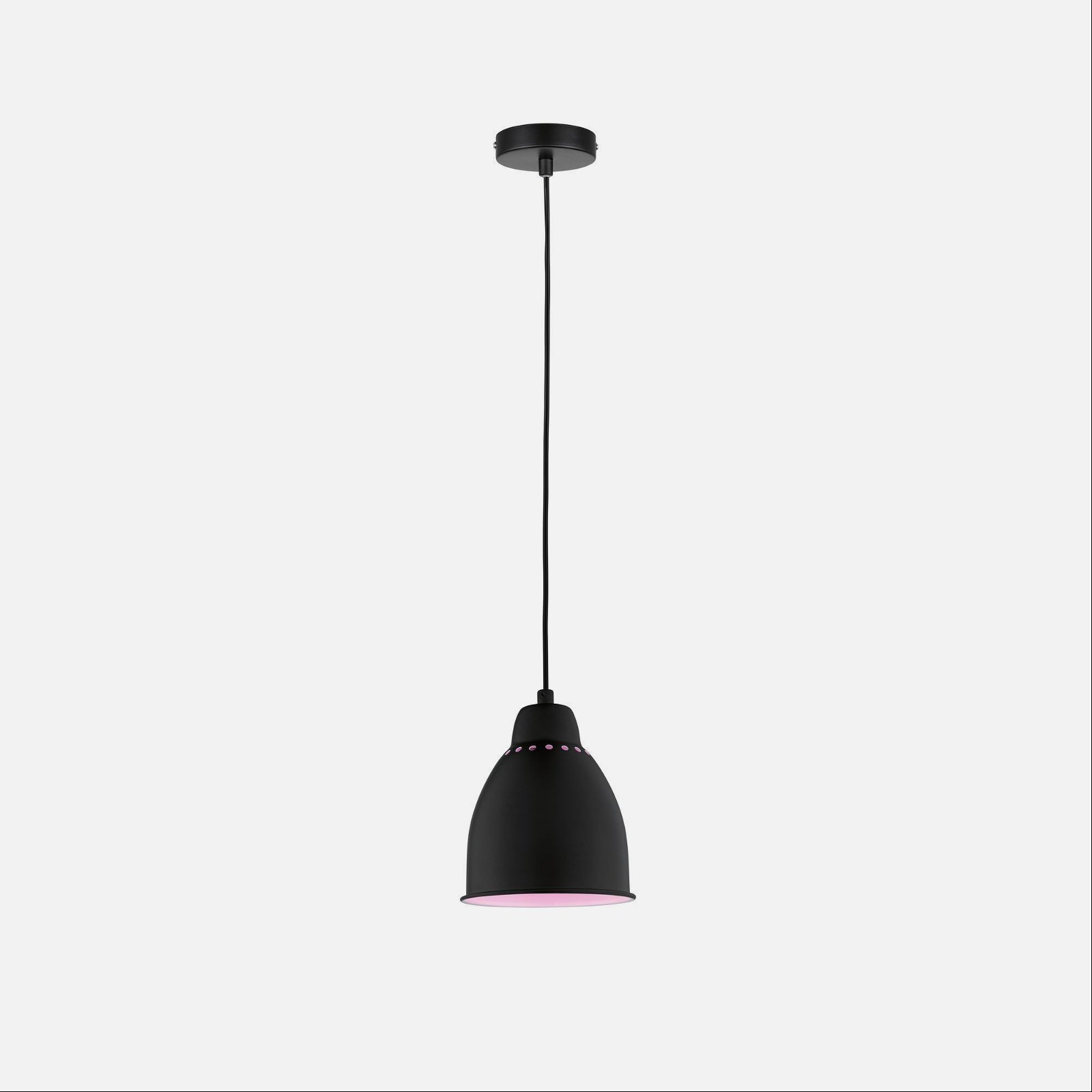Czarna lampa wisząca z różowo-fioletowym wnętrzem, zwisająca z czarnego przewodu. Białe tło.