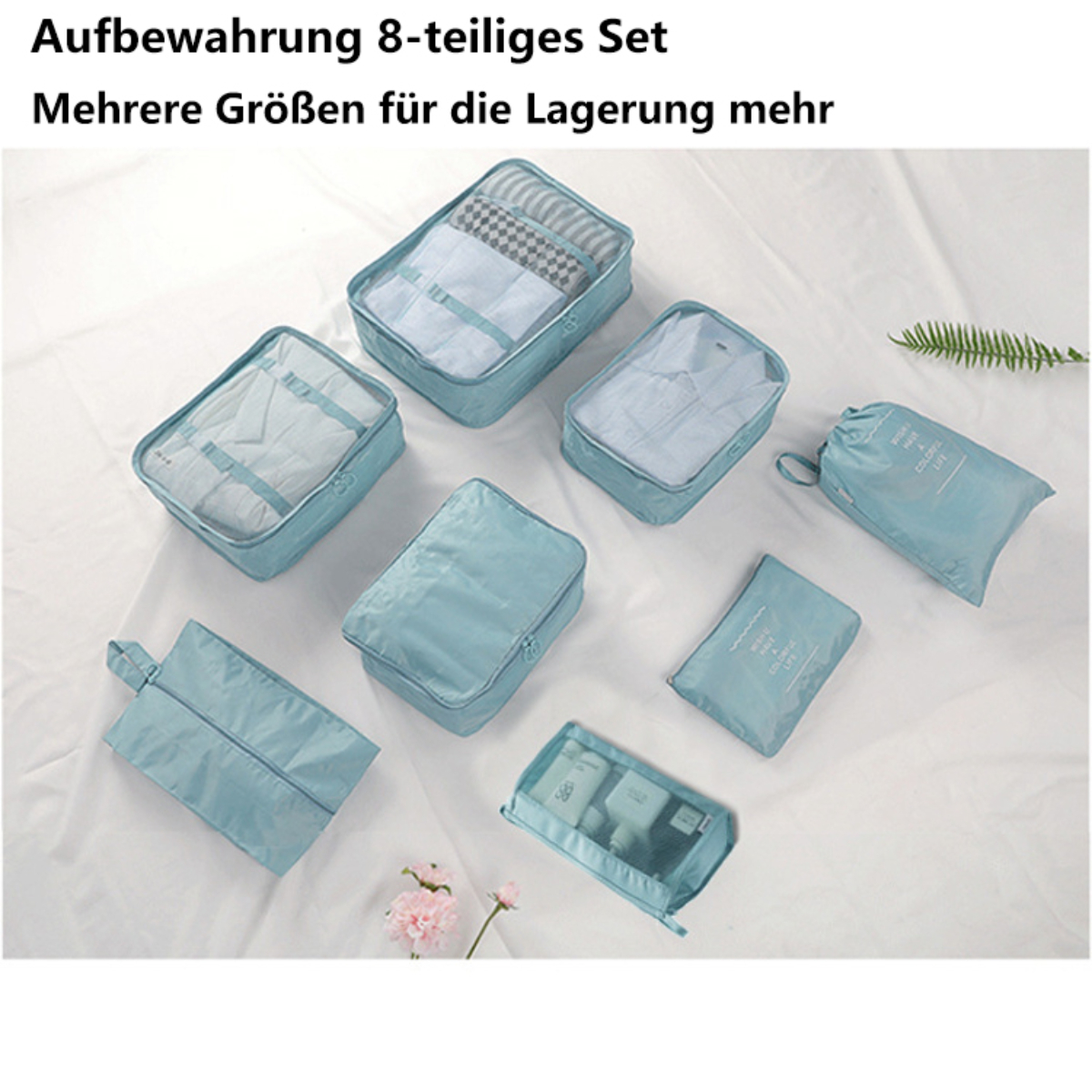 Set aus acht blauen Packwürfeln, verschiedene Größen, mit Inhalten, ordentlich angeordnet.