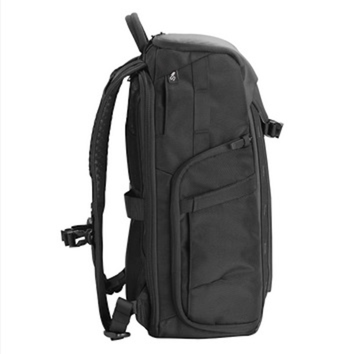 Una mochila negra con varias correas y compartimentos. Está sobre un fondo blanco.
