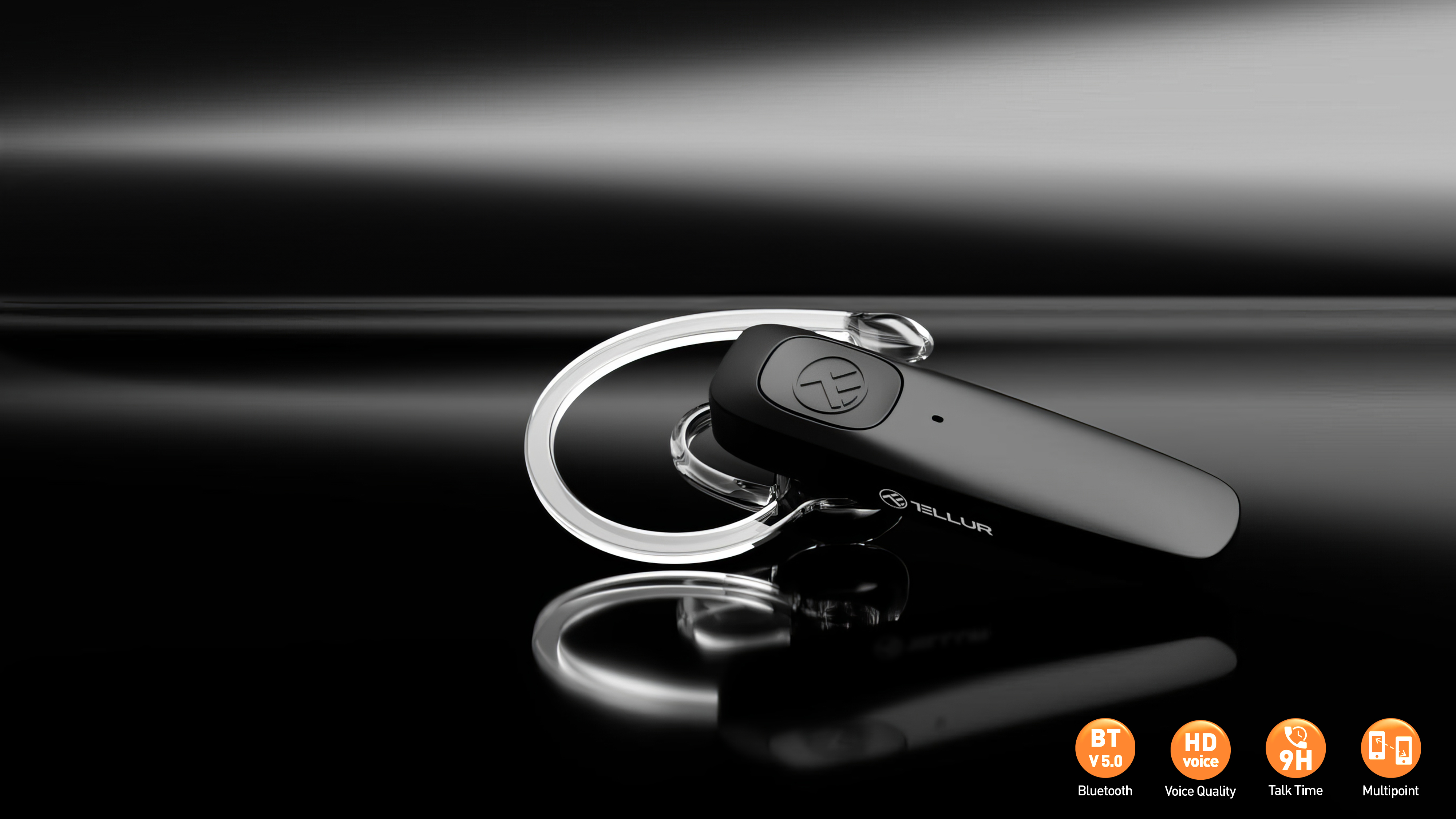 Ein schwarzes Bluetooth-Headset mit gebogenem Ohrbügel vor glänzendem schwarzem Hintergrund.