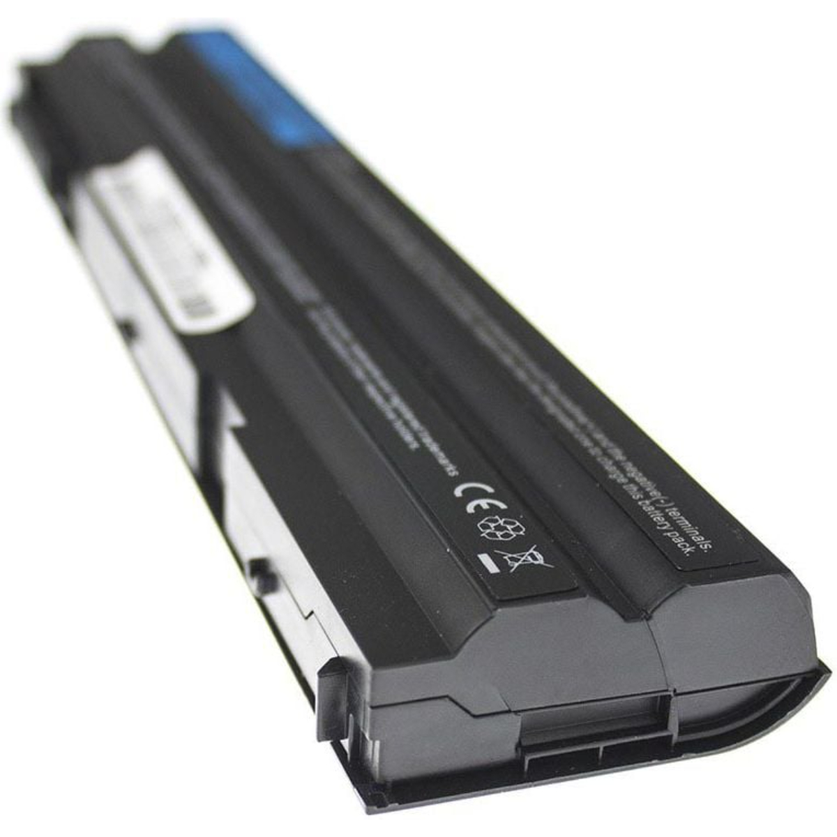 Batteria per laptop nera con simboli CE e riciclaggio. Primo piano con vista angolata su sfondo bianco.