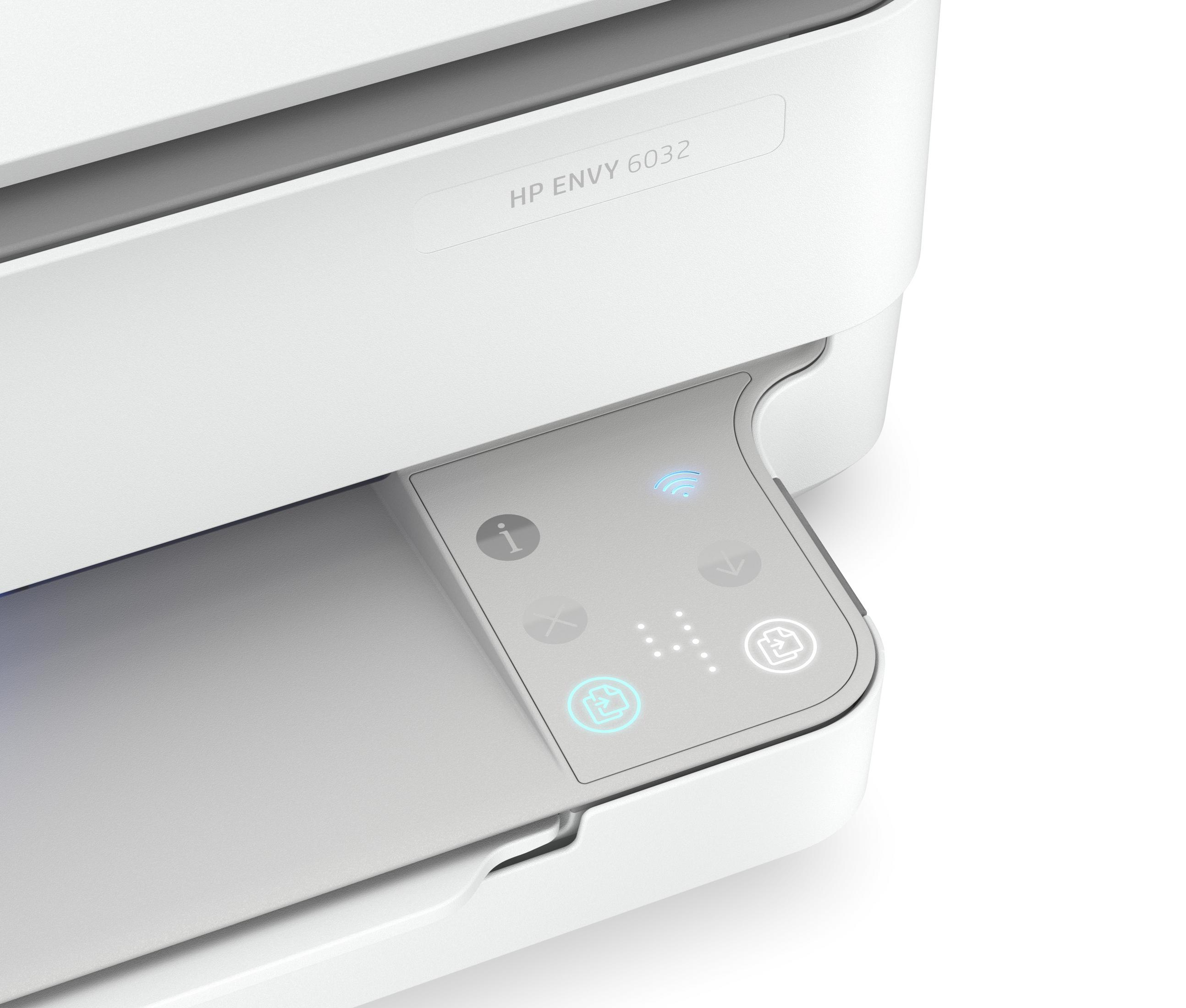 Nahaufnahme des Bedienfelds eines weißen HP ENVY 6032 Druckers. Tasten mit verschiedenen Symbolen sind sichtbar.