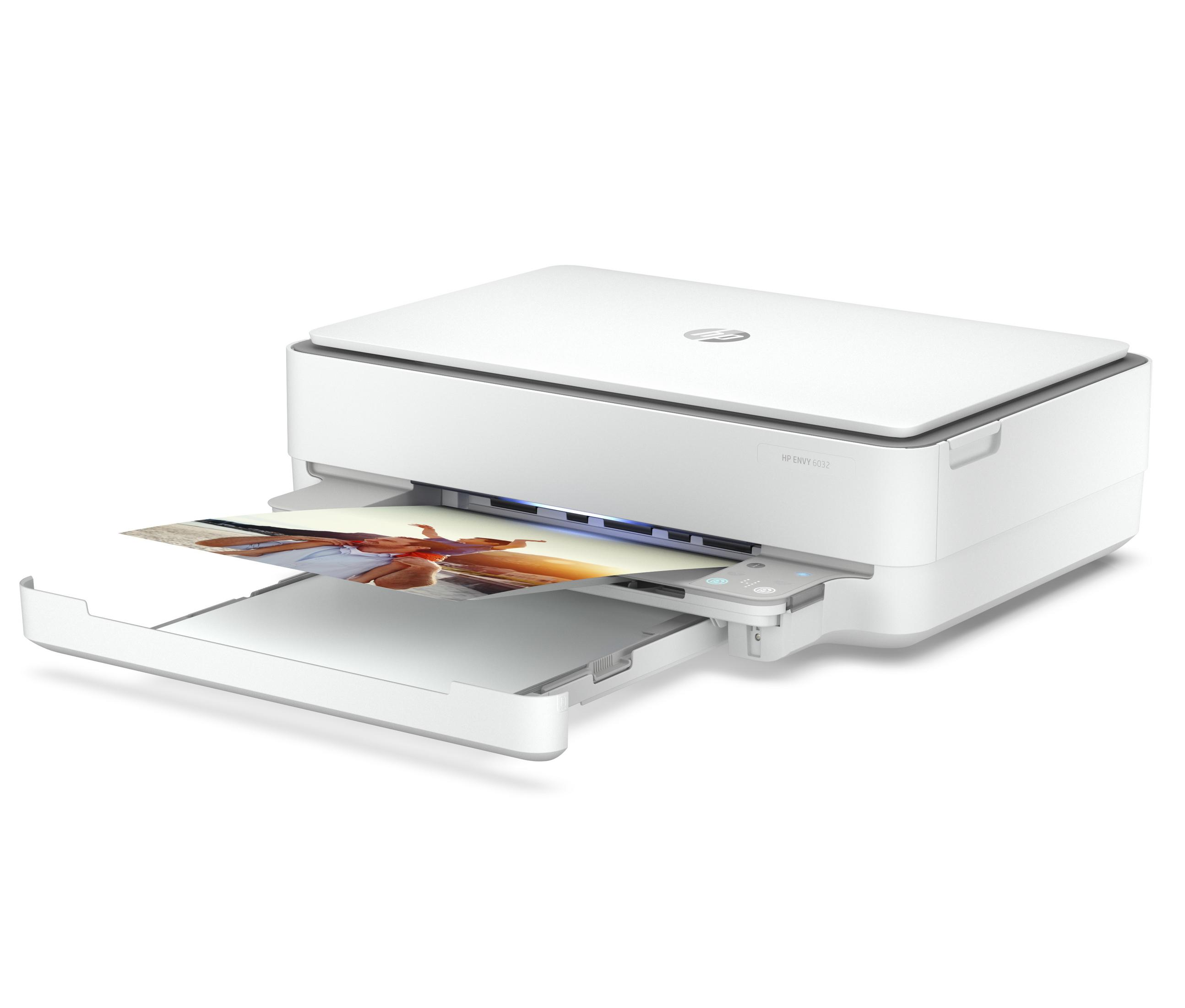 Weißer HP Envy Drucker, der ein Foto druckt, mit ausgefahrenem Fach.
