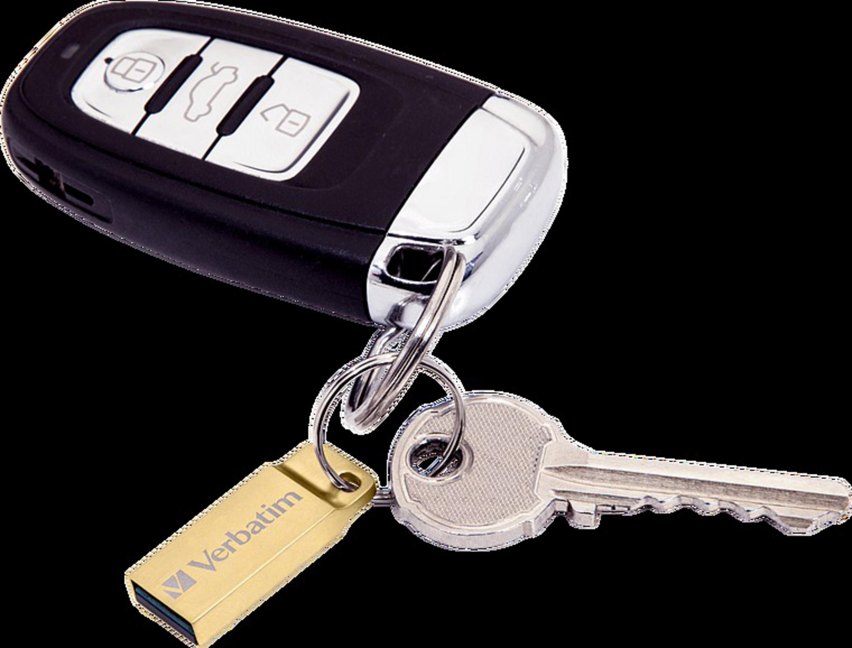 Kluczyk samochodowy z pilotem, kluczem i złotym pendrivem.