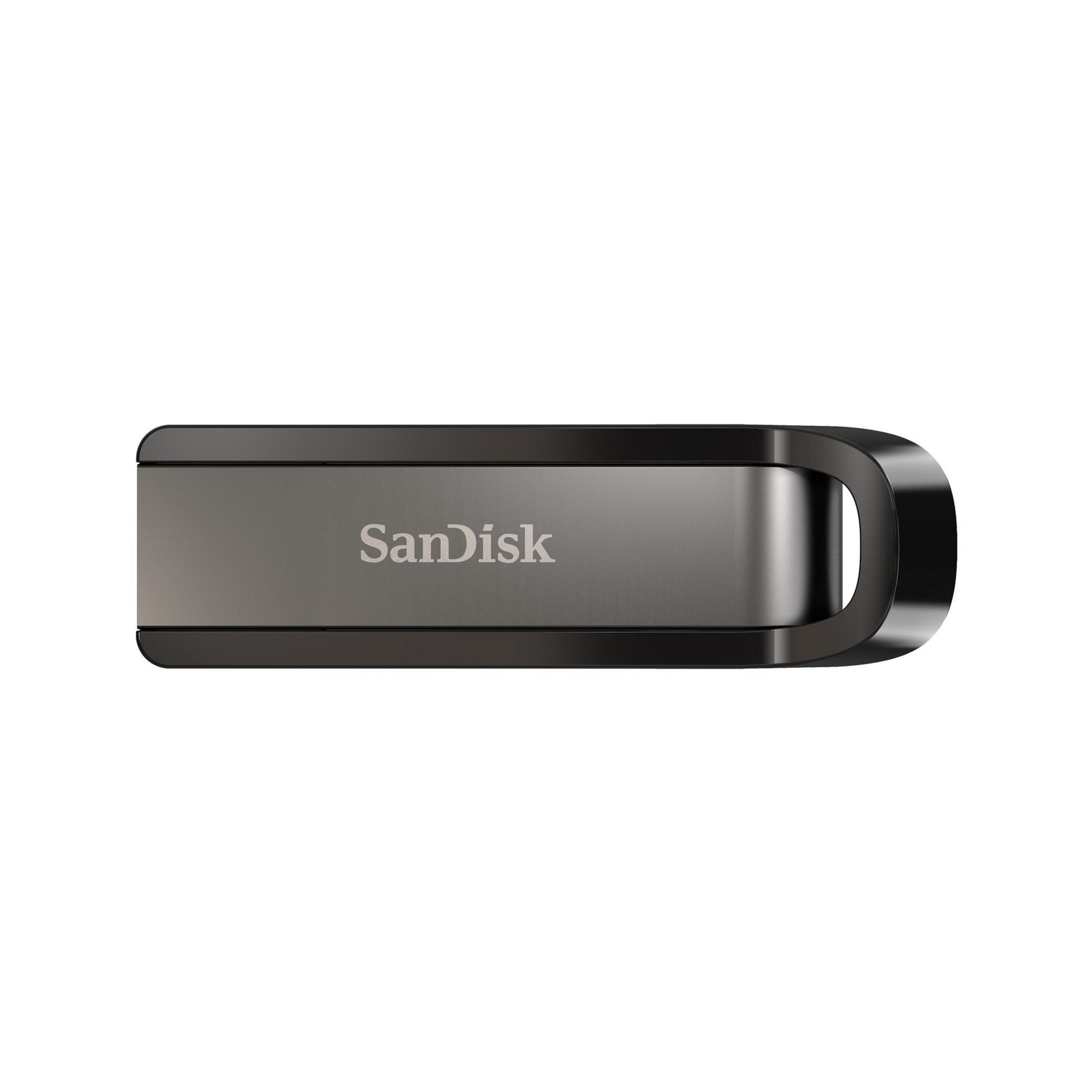 Srebrny i czarny pendrive SanDisk na białym tle.