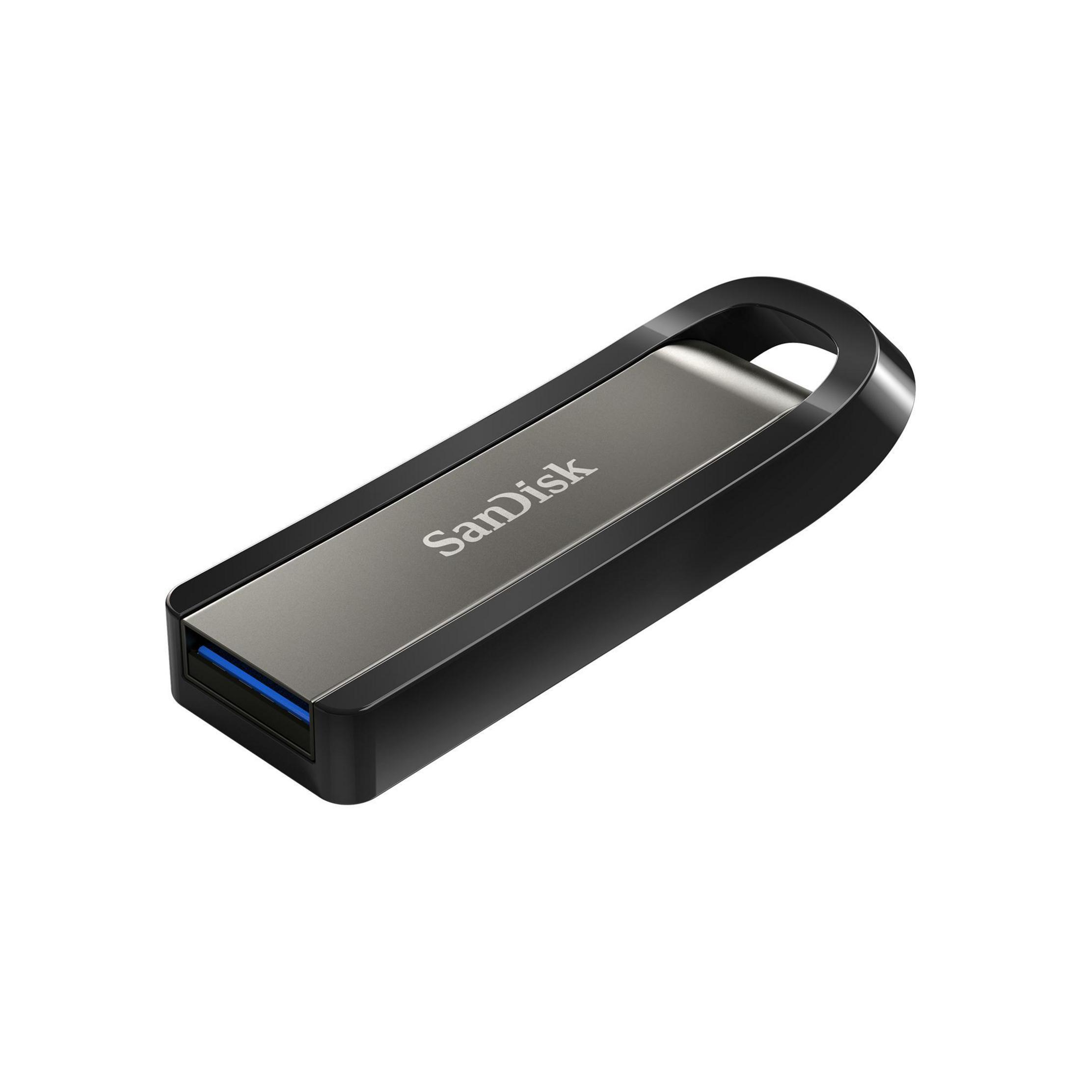 Czarno-srebrny pendrive Sandisk umieszczono na białej powierzchni.