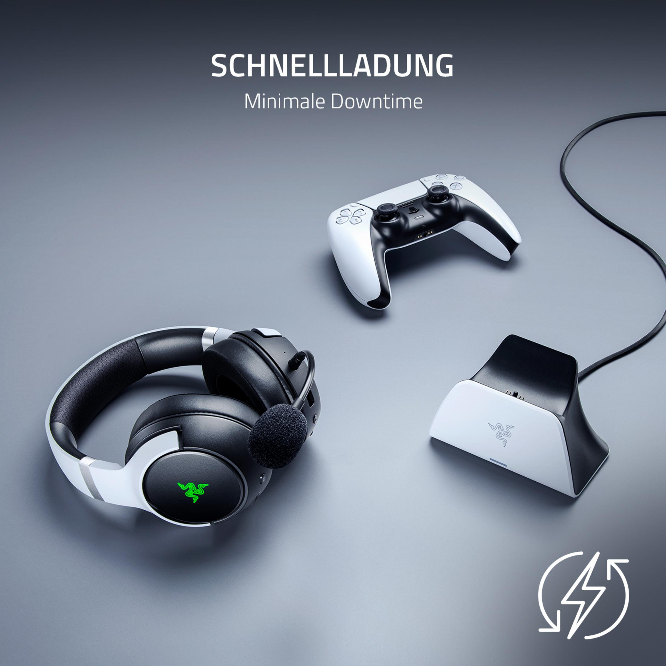 Configuración de juego con auriculares, mando y estación de carga. El fondo es gris.