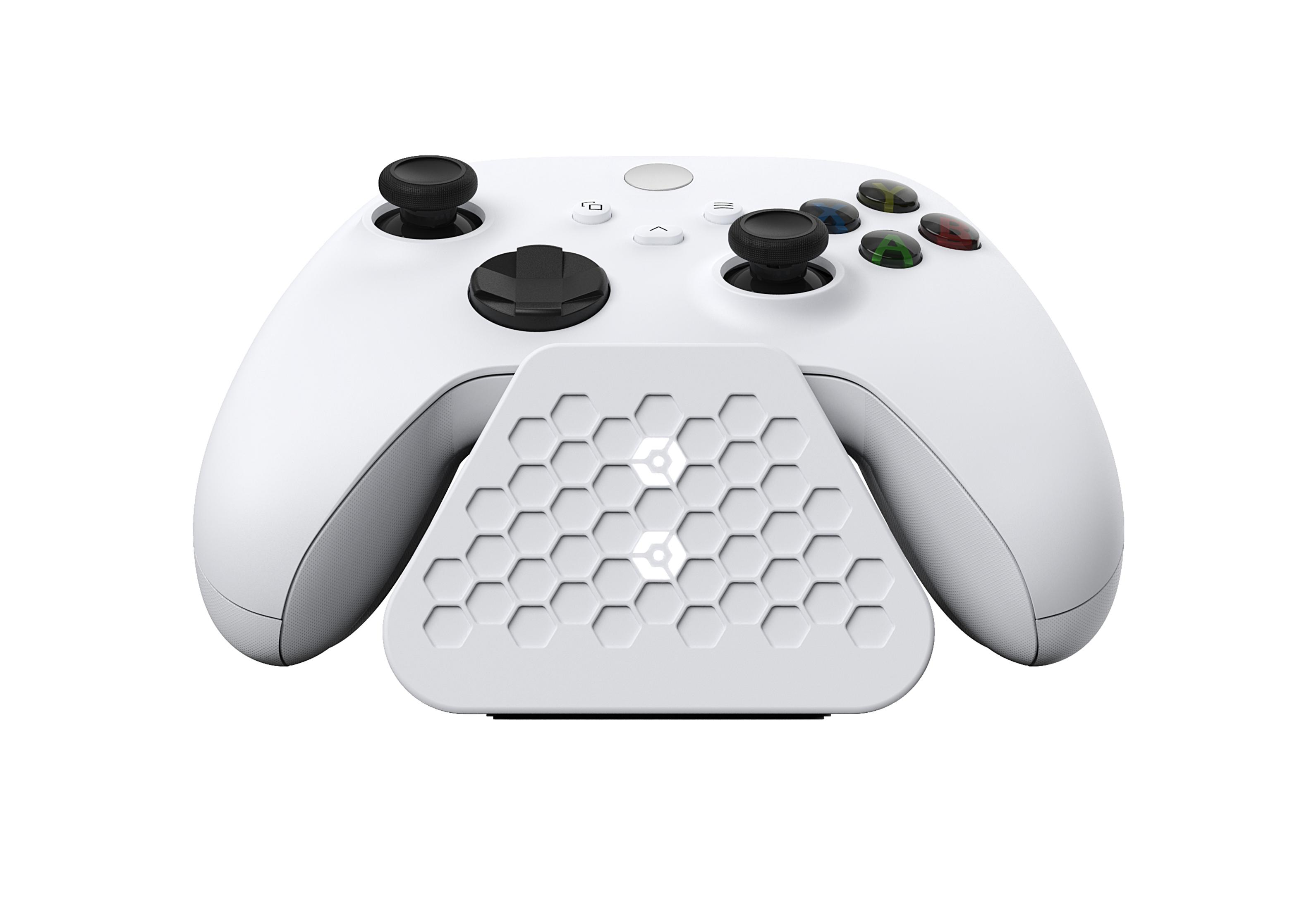 Weißer Gamecontroller mit schwarzen Joysticks und Knöpfen auf weißer Ladebasis mit Wabenmuster.