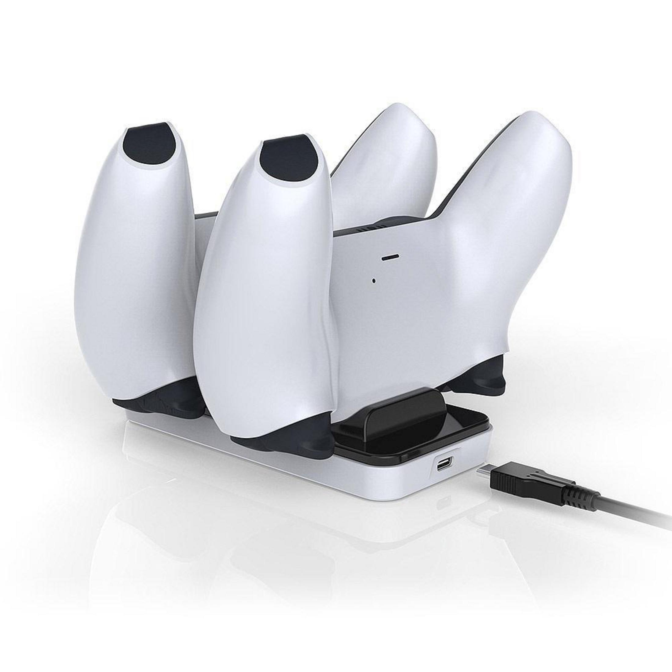 Weiße Ladestation mit drei weißen Gamecontrollern. USB-Kabel ist eingesteckt.