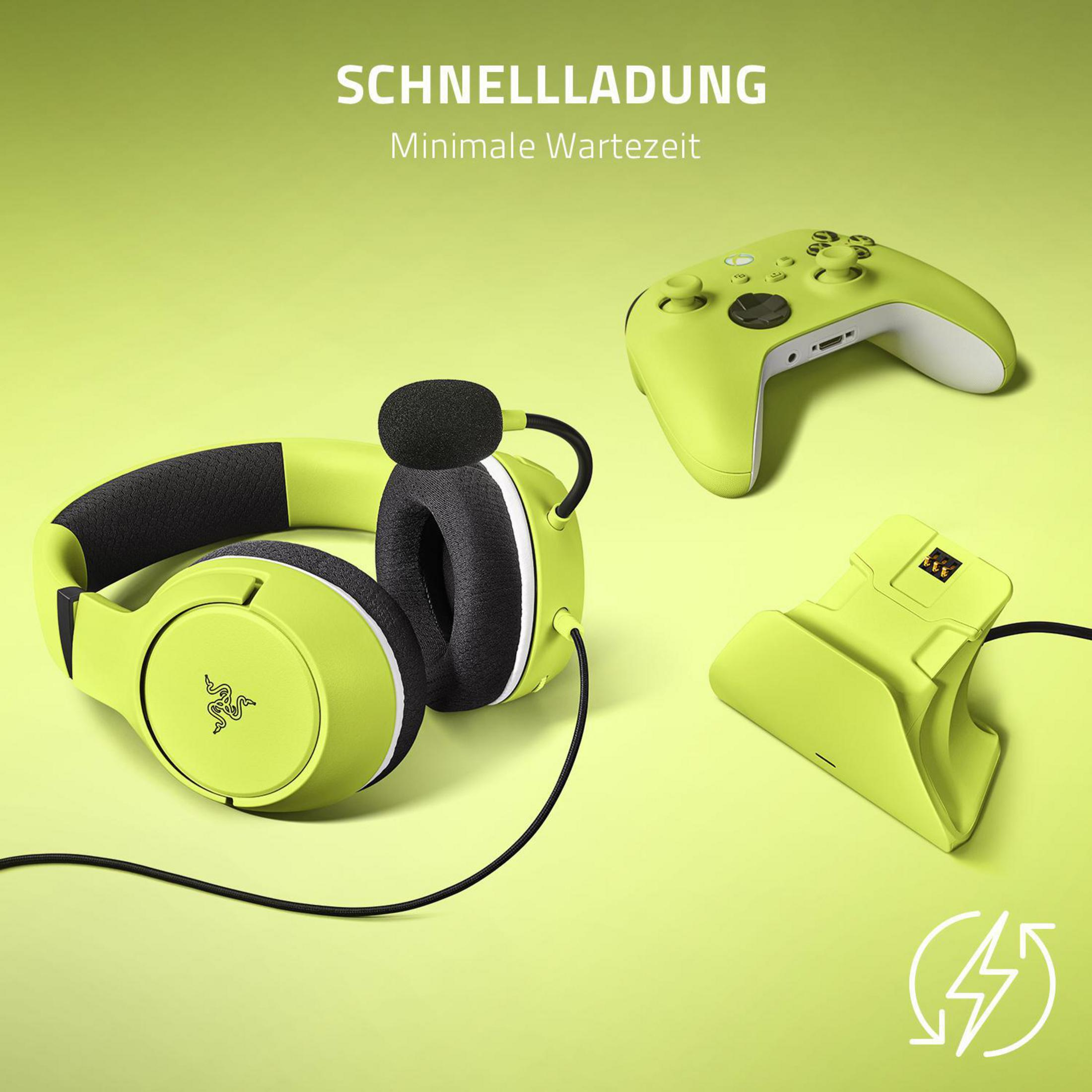 Cuffie da gioco, controller e base di ricarica verdi su sfondo verde.