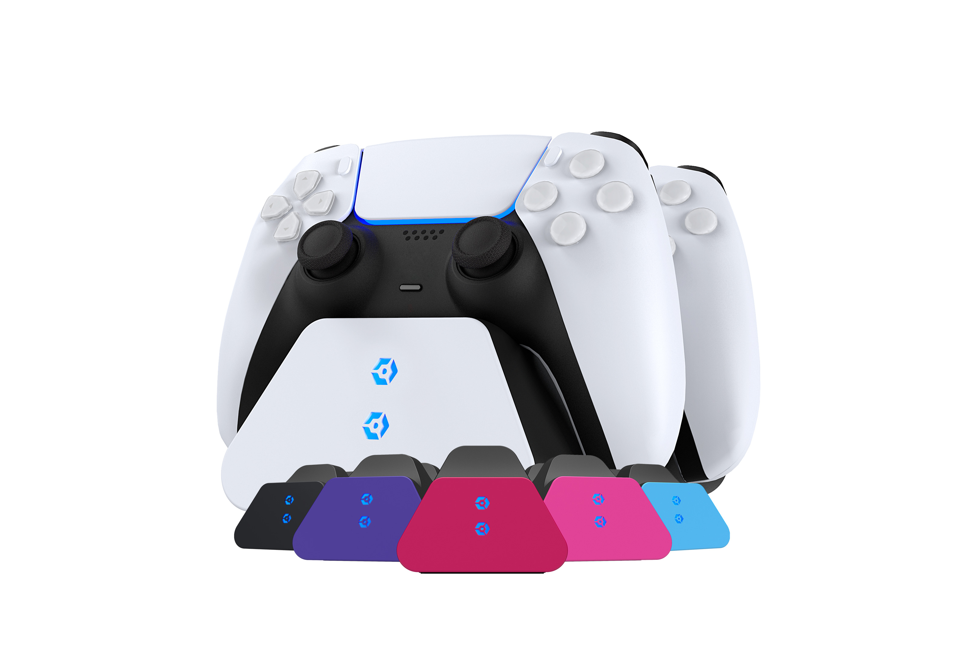 Controller Playstation 5 bianchi con stazione di ricarica. Accessori di ricarica multicolore davanti.