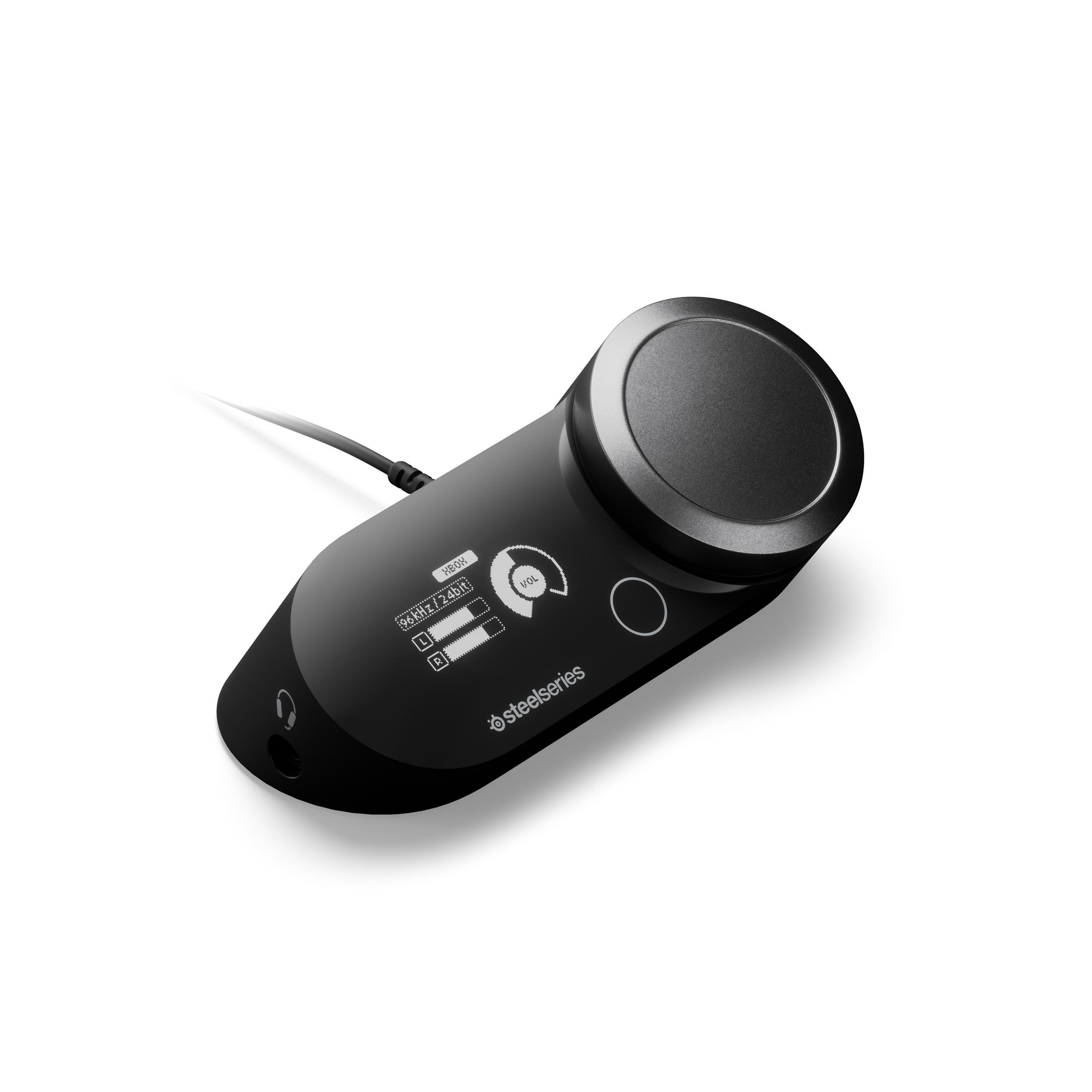 Un controller audio Steelseries nero. Ha una manopola, pulsanti e un cavo collegato.