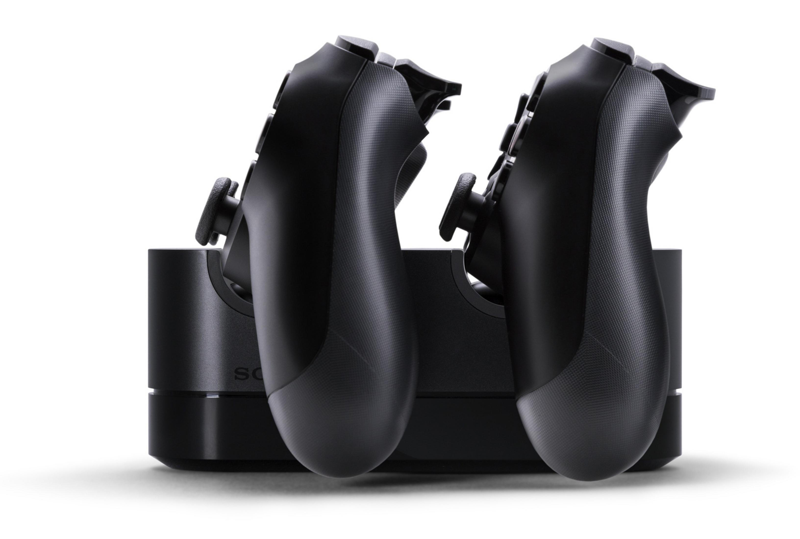 Zwei schwarze PlayStation-Controller auf einem Ladegerät, weißer Hintergrund.