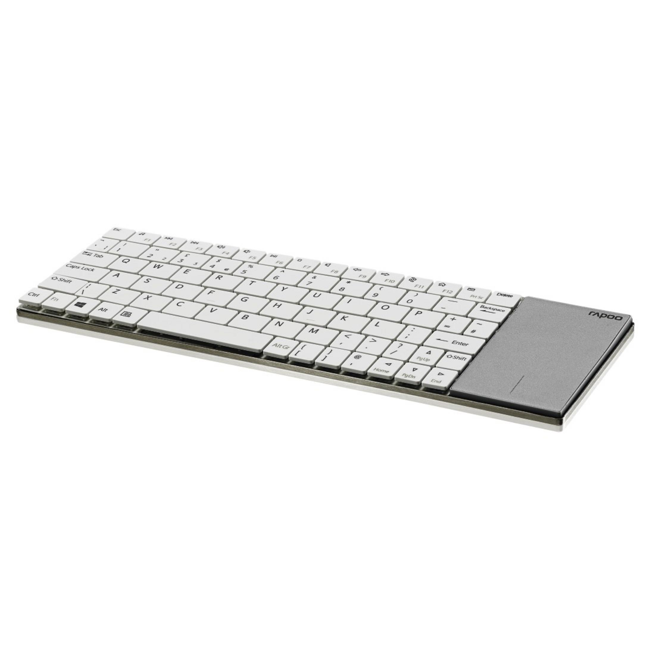 Tastiera Rapoo bianca e argento con touchpad a destra. La tastiera è sottile.