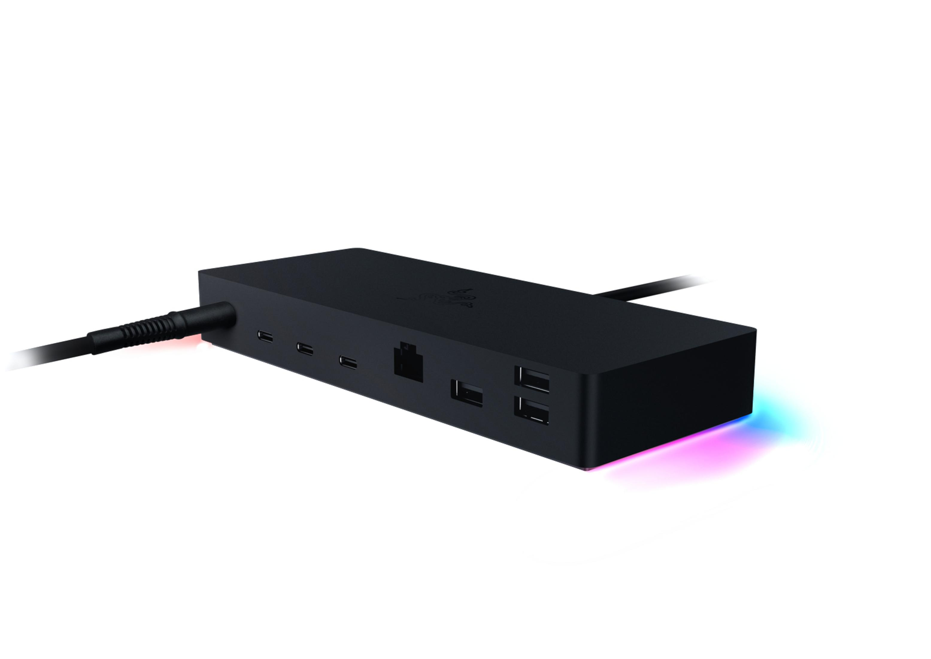 Schwarze Razer Dockingstation mit mehreren Anschlüssen. Ein Kabel ist angeschlossen und ein Lichtstreifen unten.