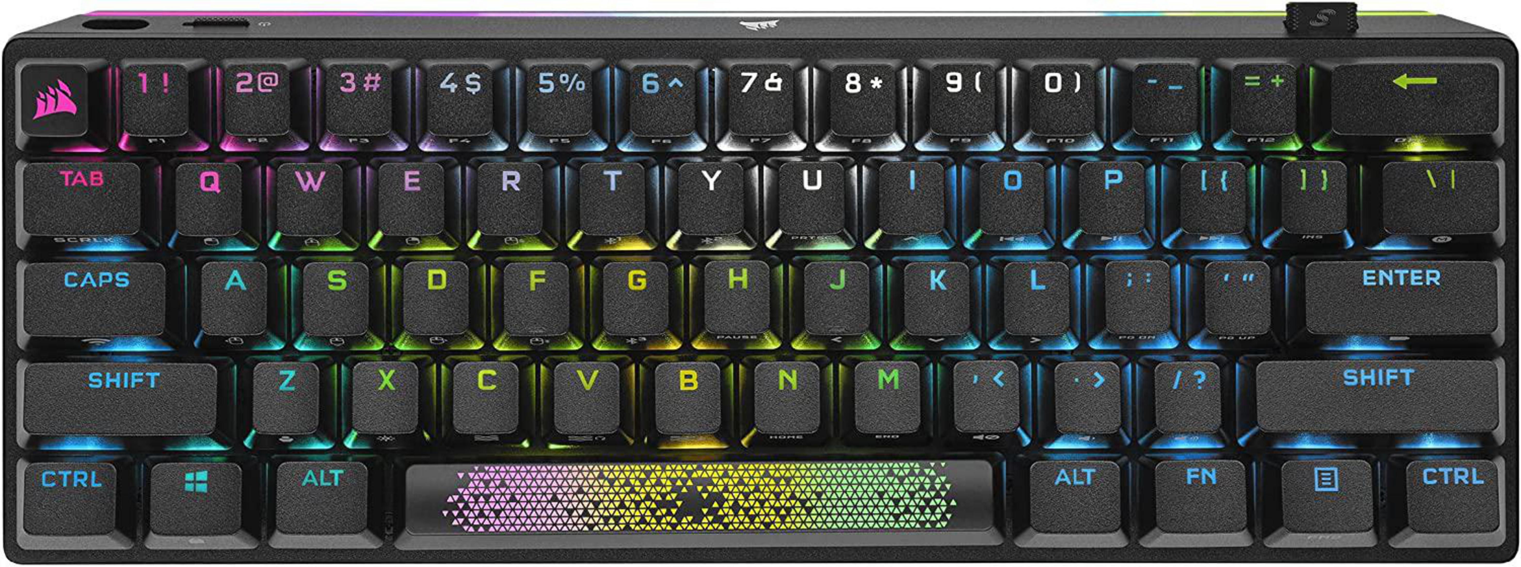 Tastiera compatta nera con tasti illuminati. Logo Corsair in alto. Tasti neri con illuminazione multicolore.