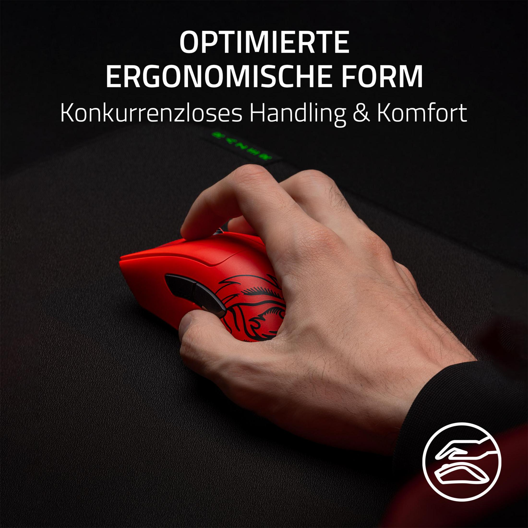 Osoba trzymająca czerwoną mysz gamingową na czarnej powierzchni, z logo.