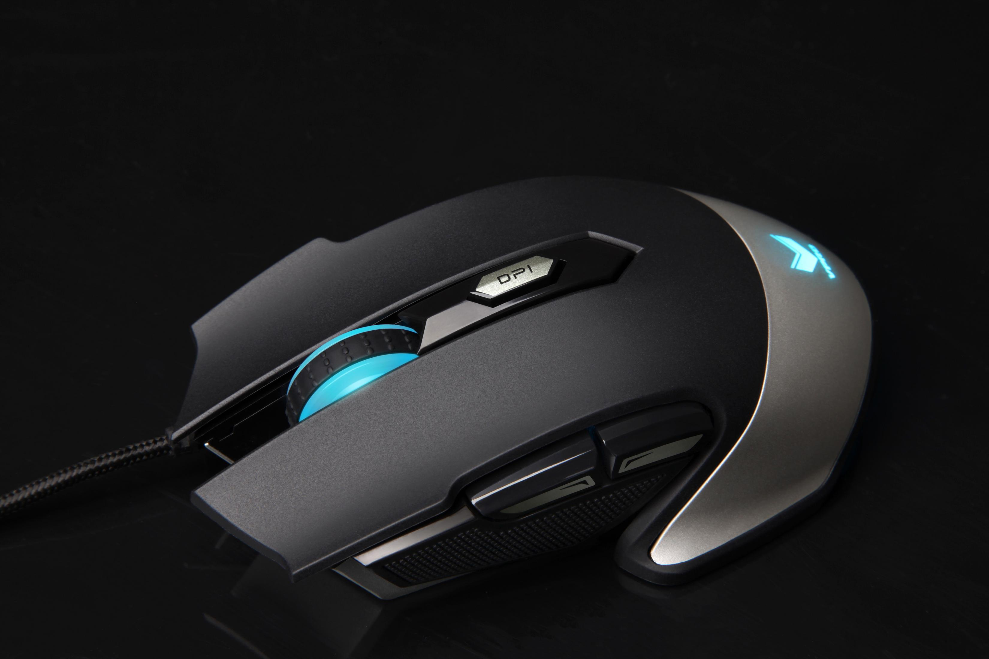 Mysz do gier z czarnym korpusem, niebieskim kółkiem przewijania i srebrnymi akcentami. Czarna powierzchnia.
