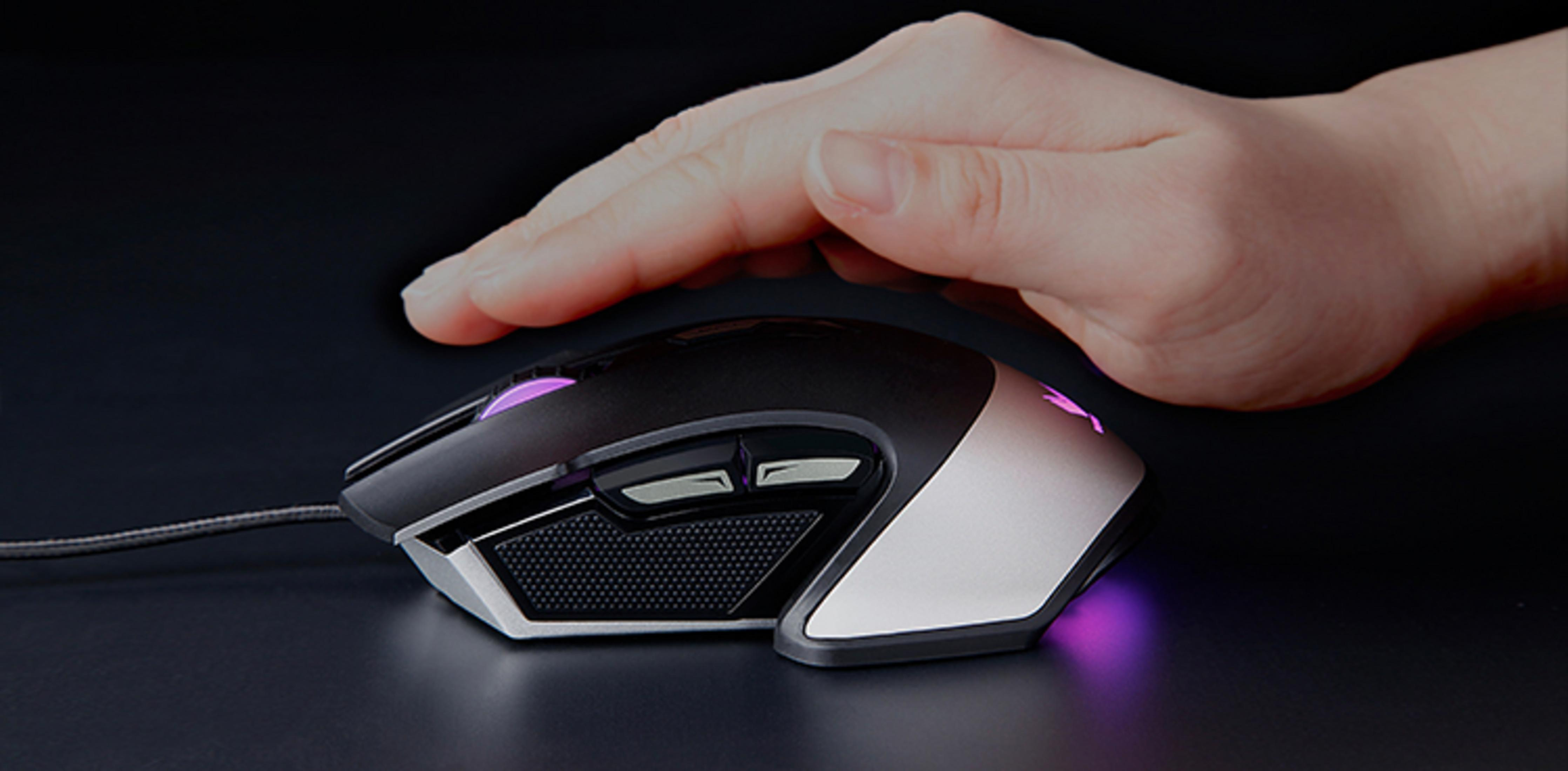 Dłoń dotykająca czarno-srebrnej myszy do gier.