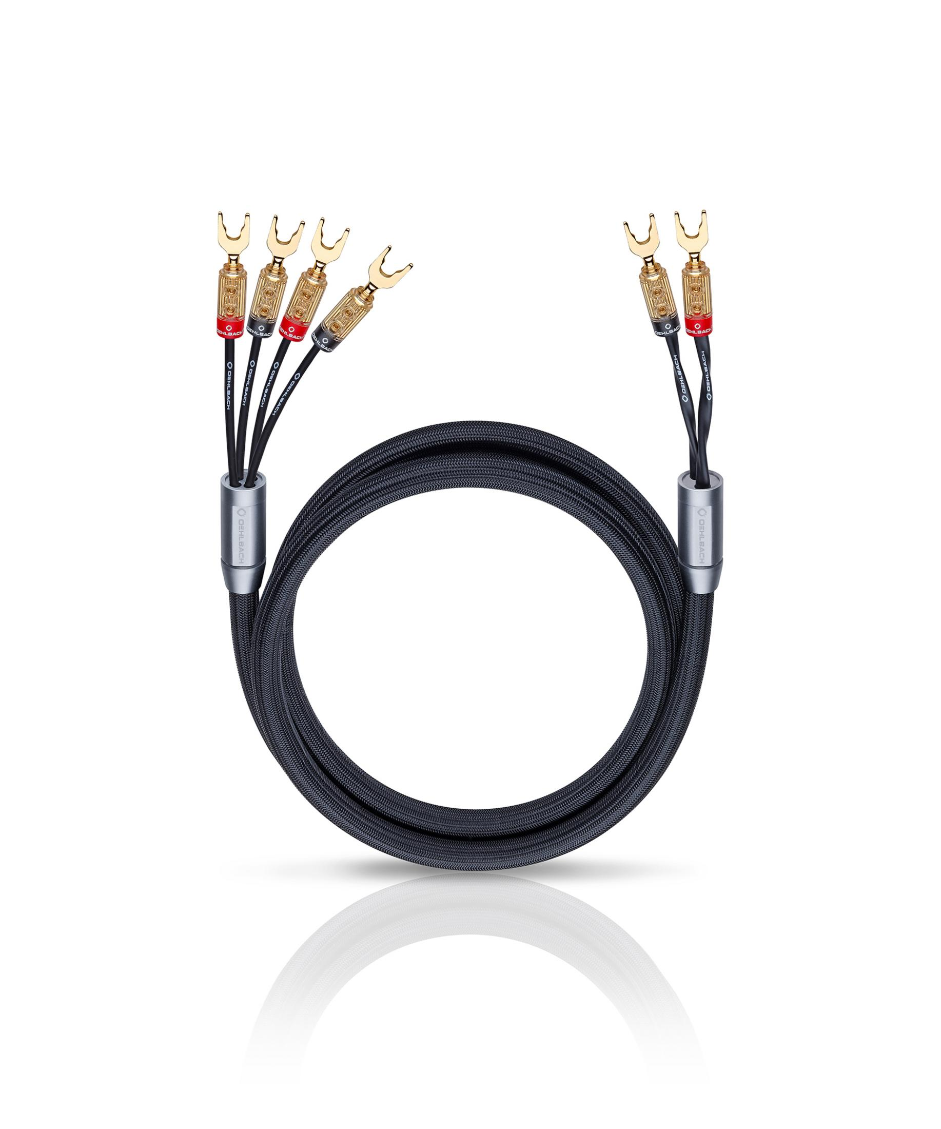 Zwei schwarze Audiokabel mit Goldsteckern. Die Kabel sind in einer Schleife verbunden.