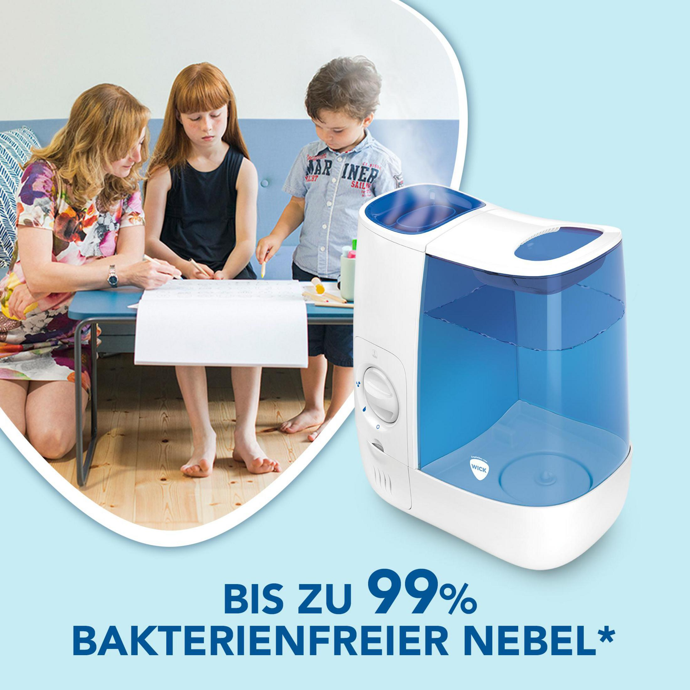 Familie in der Nähe eines Luftbefeuchters mit Text: Bis zu 99% bakterienfreier Nebel.