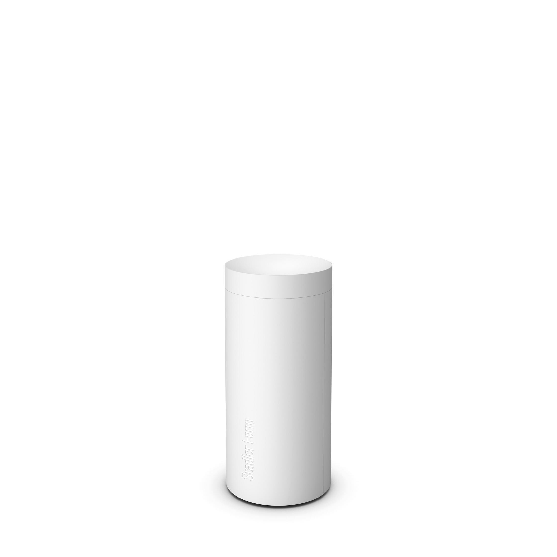 Biały cylindryczny pojemnik. Minimalistyczny design. Nazwa marki 'Stadler Form' na dole.