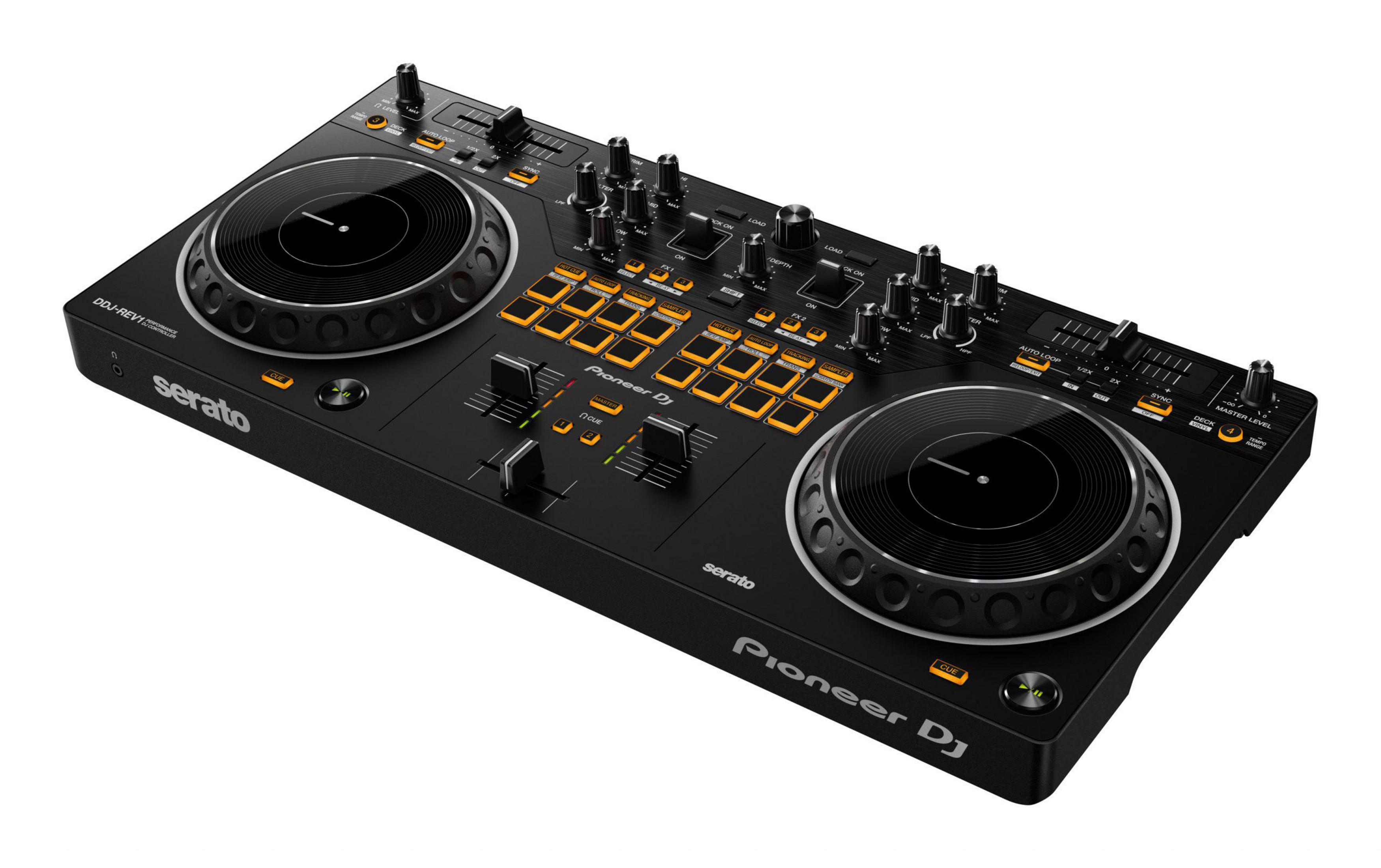 Ein schwarzer Pioneer DJ-Controller mit orangefarbenen Akzenten. Er hat zwei Jogwheels und diverse Knöpfe.