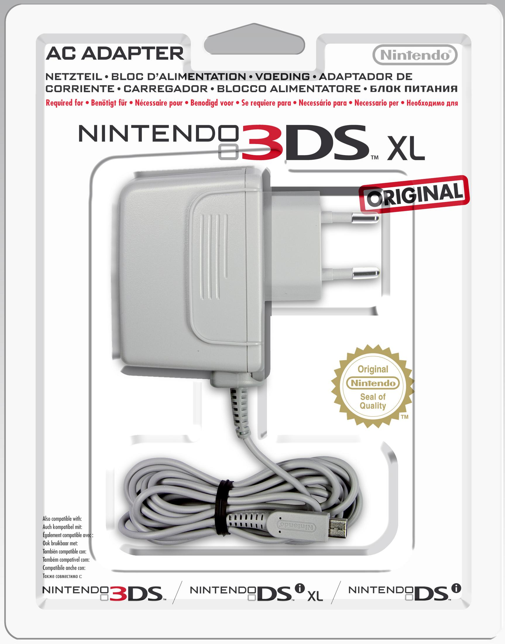 Nintendo 3DS XL Netzteil in einer weißen Verpackung. Der Adapter ist grau, Kabel angeschlossen, auf weißem Grund.