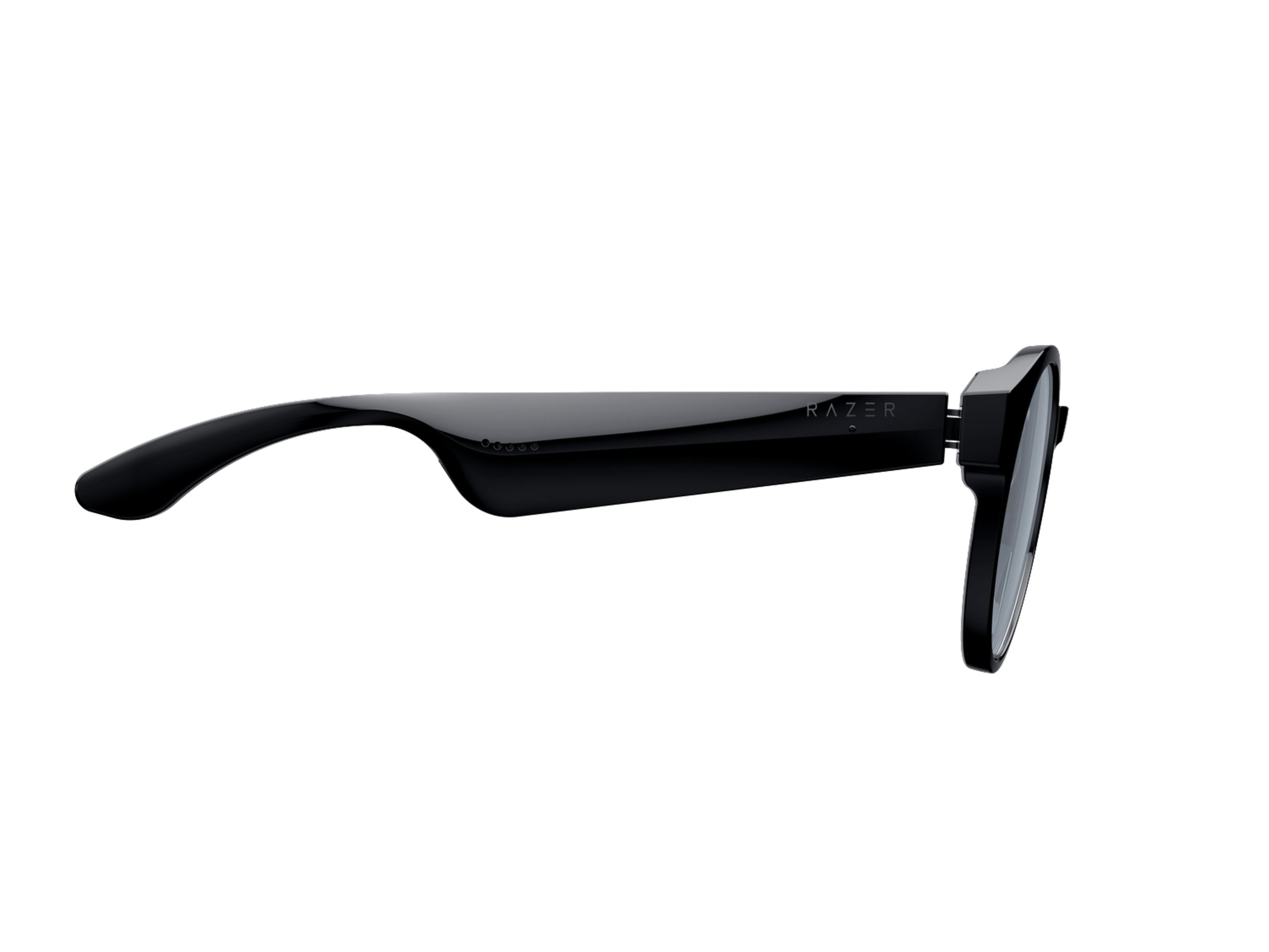 Czarne okulary przeciwsłoneczne Razer z profilu. Okulary mają czarną oprawkę i soczewki, białe tło.