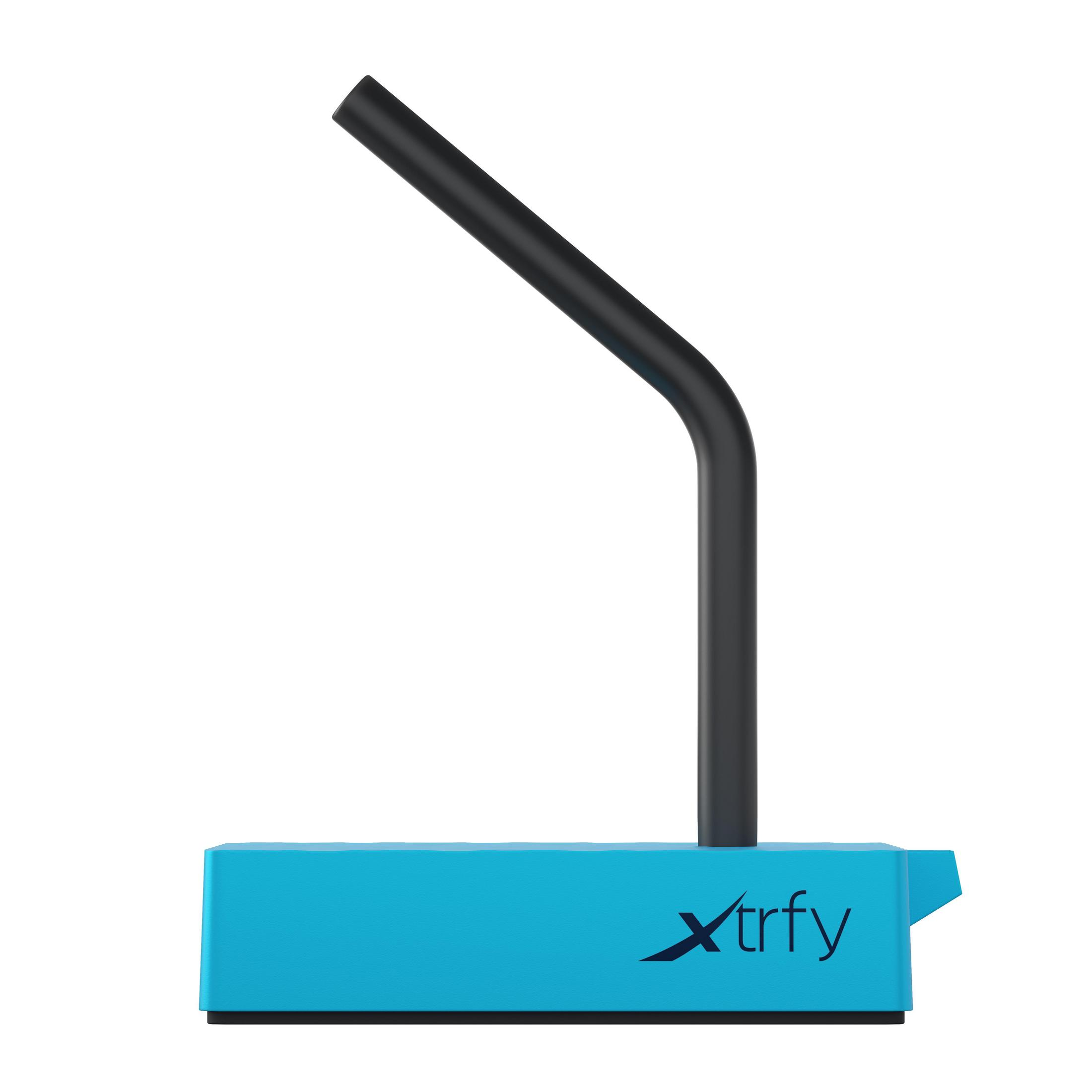Supporto microfono Xtrfy blu con braccio nero curvo. Su sfondo bianco.