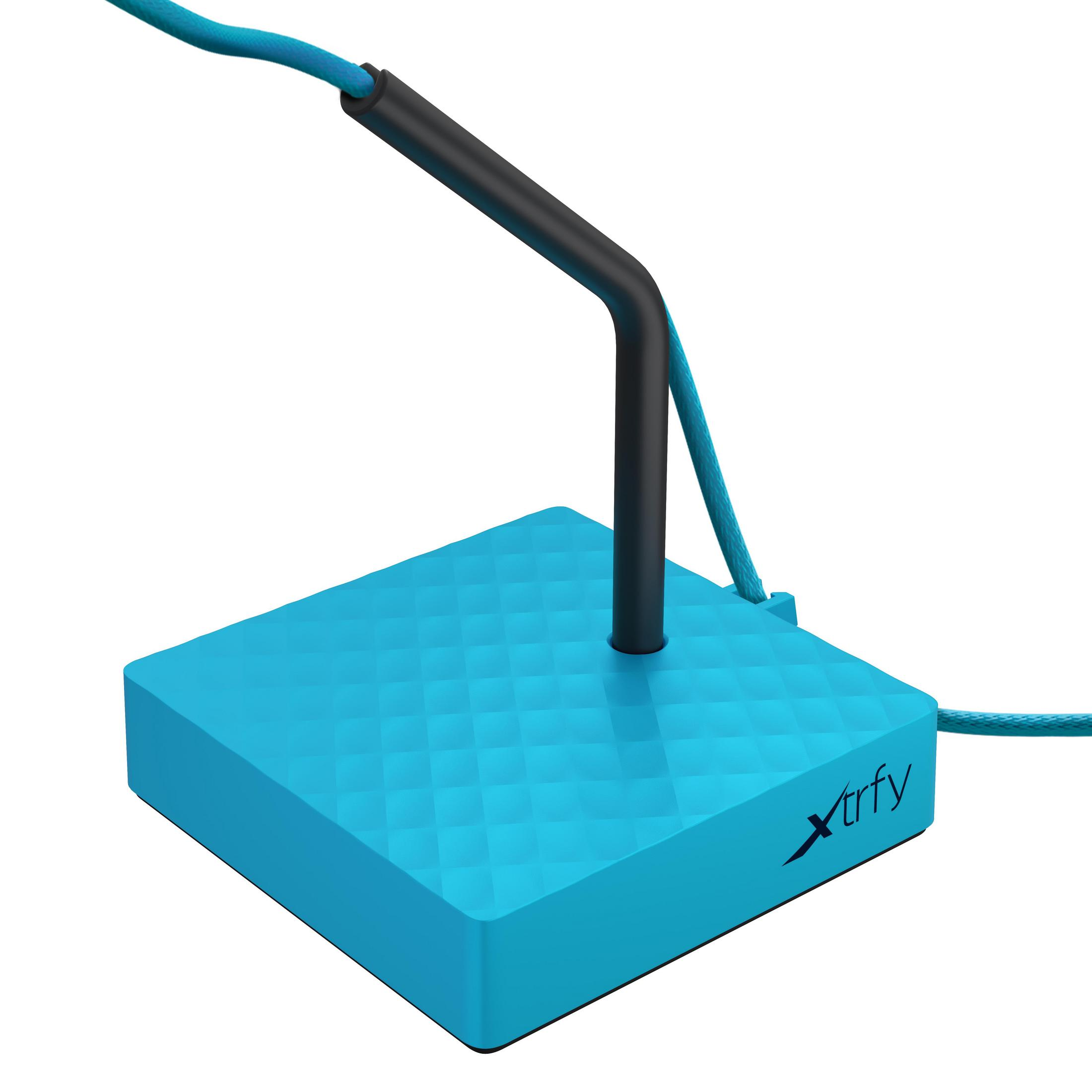 Un supporto per cavo mouse blu. Ha una base quadrata e un braccio nero che tiene il cavo.