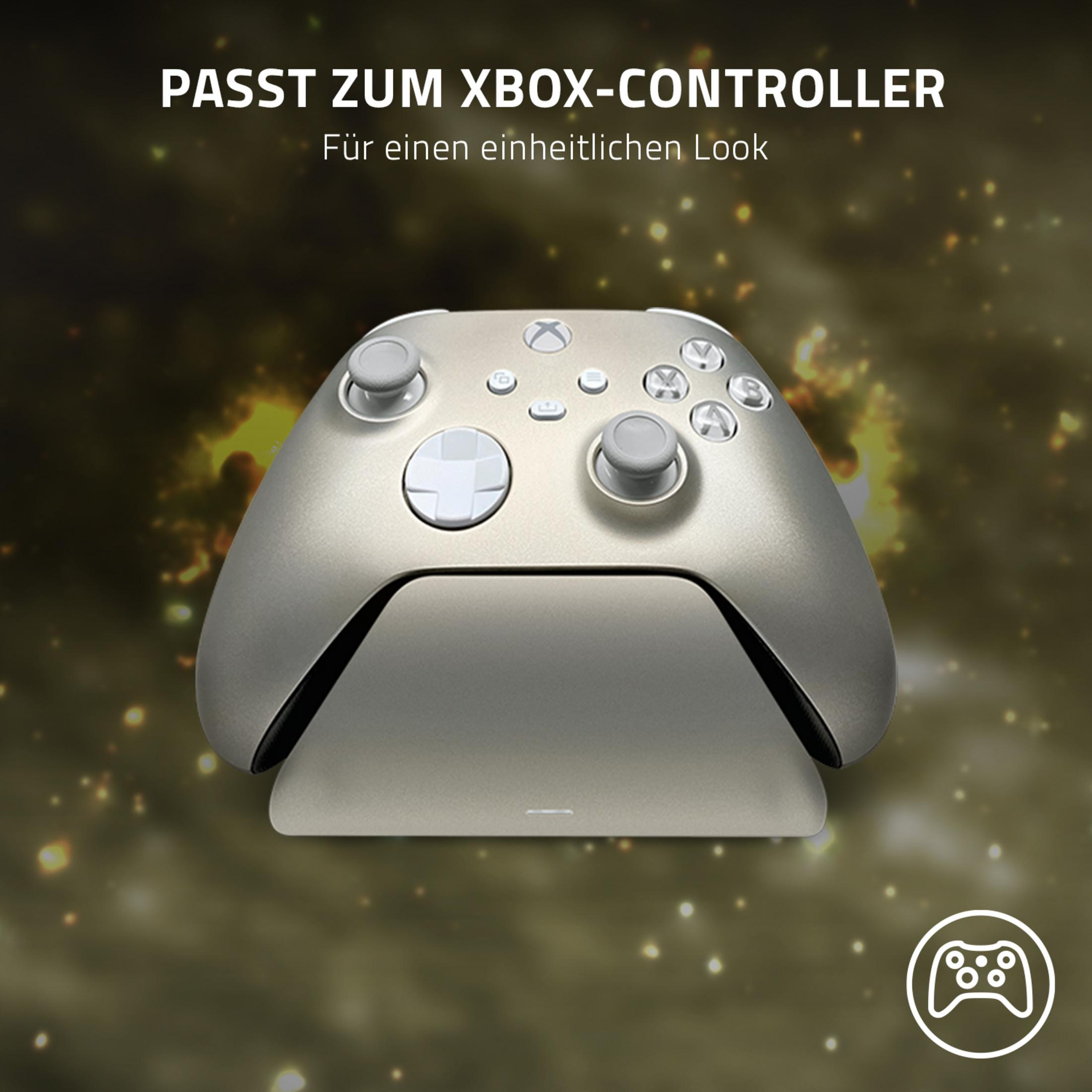 Una base per controller argentata con un controller Xbox sopra. Testo: PASST ZUM XBOX-CONTROLLER.