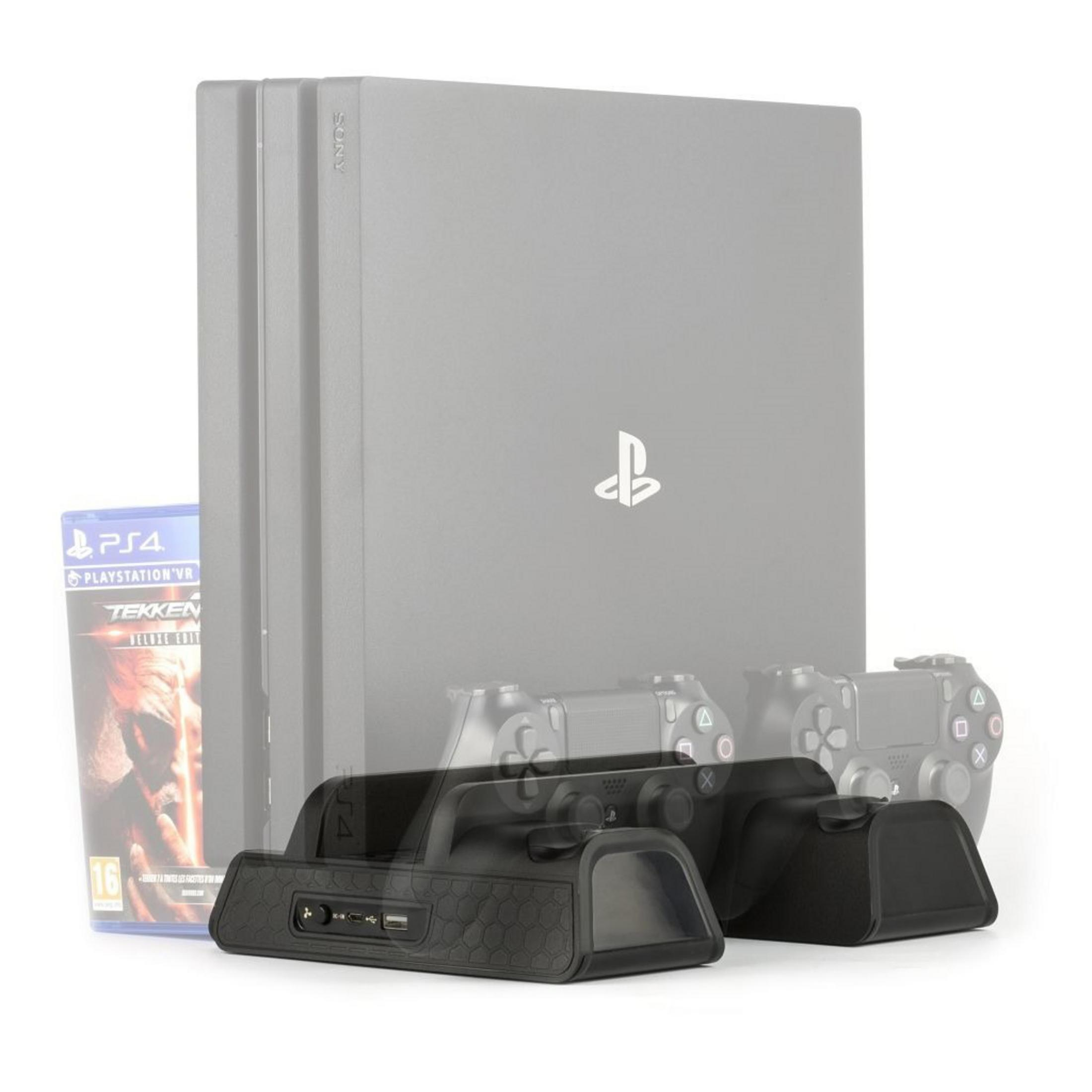 Na zdjęciu PS4, kontrolery i stacja ładująca. Widoczna gra na PS4.