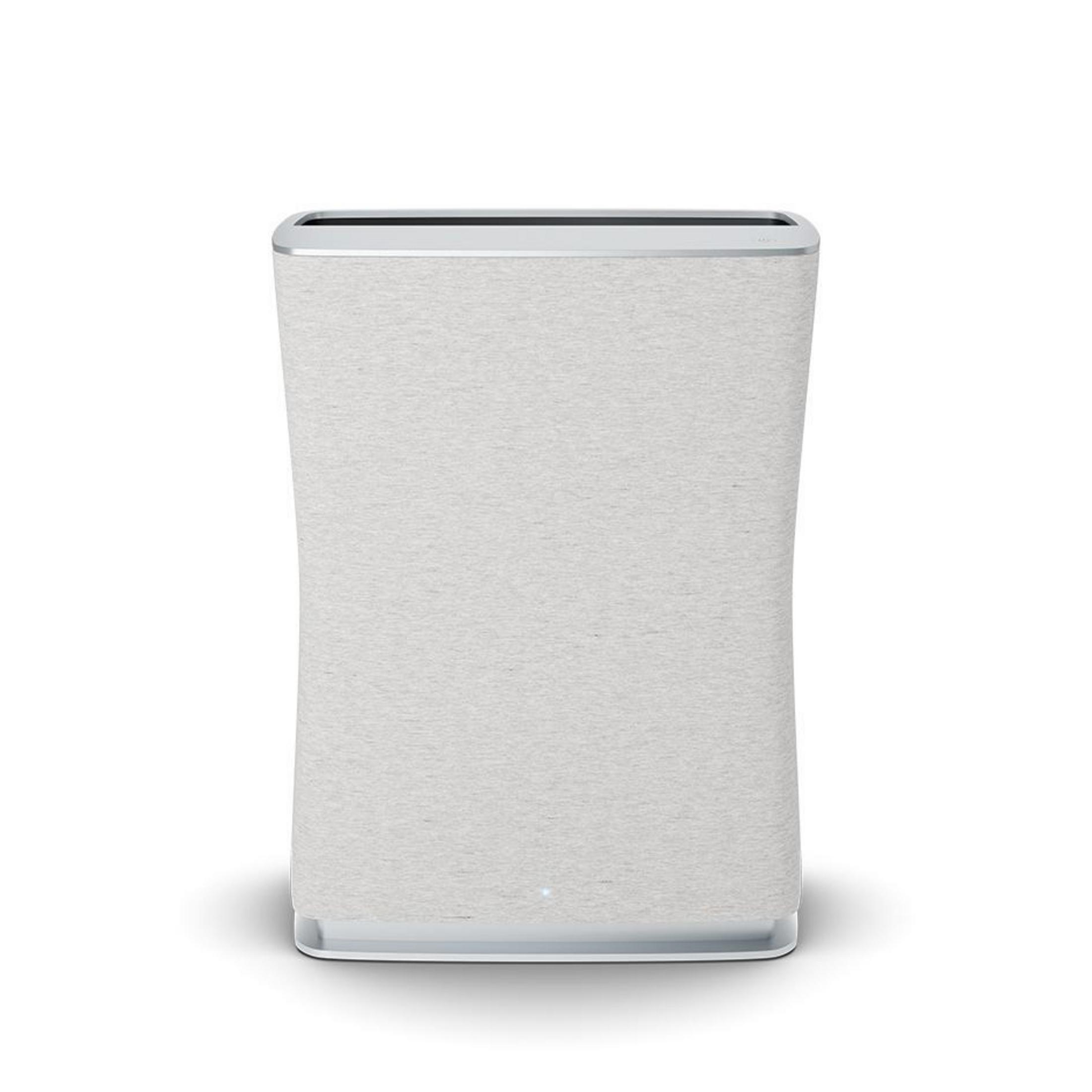 Purificatore d'aria alto e bianco con frontale strutturato. Ha un design minimalista e un top argentato.
