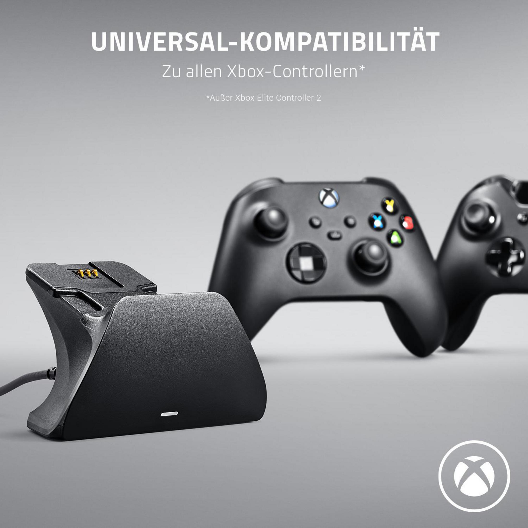 Schwarze Xbox-Controller-Ladestation mit Controllern und Text: universelle Kompatibilität.