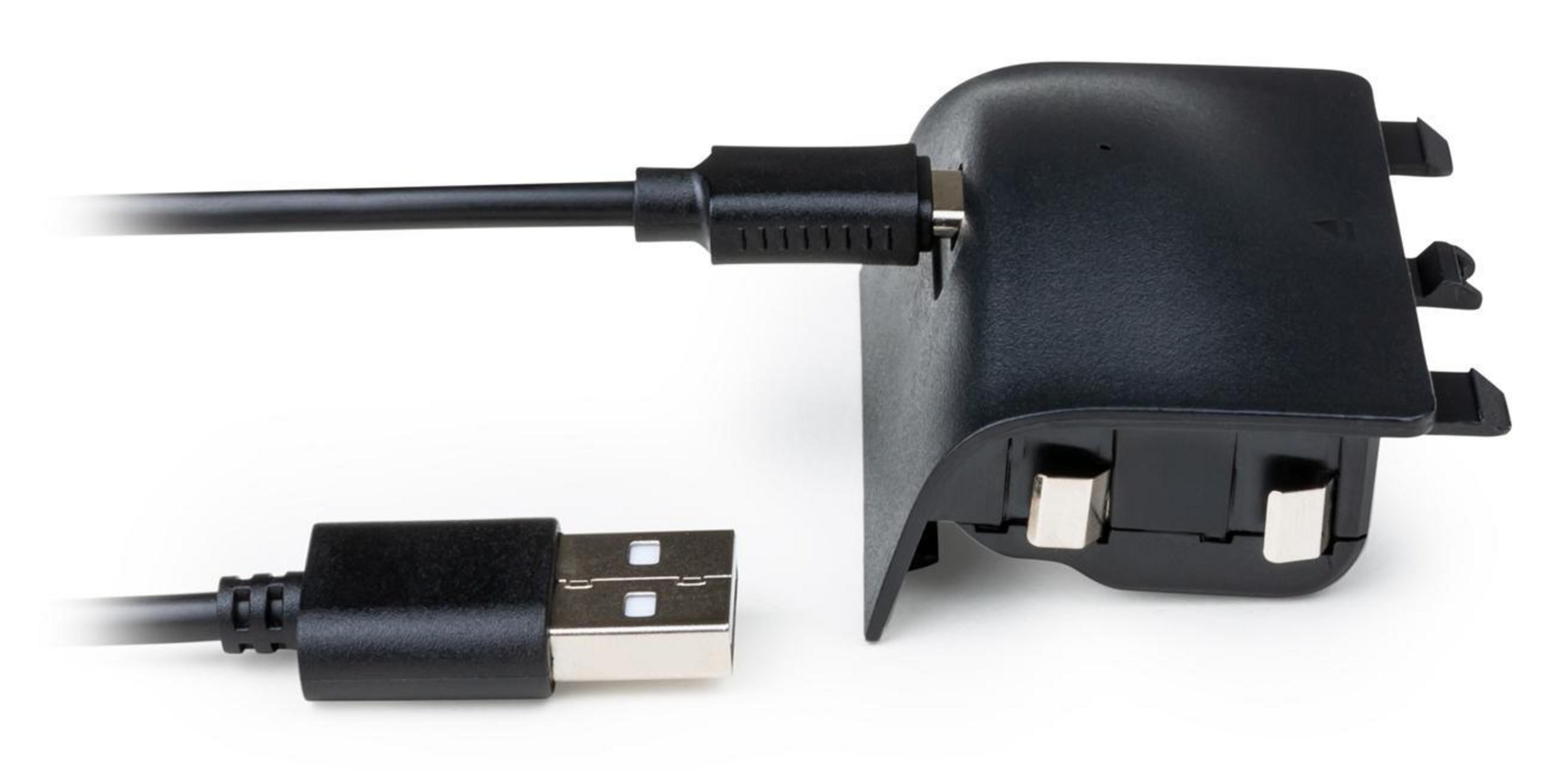 Cable USB negro conectado a un adaptador negro y un conector USB. Fondo blanco, bien iluminado.