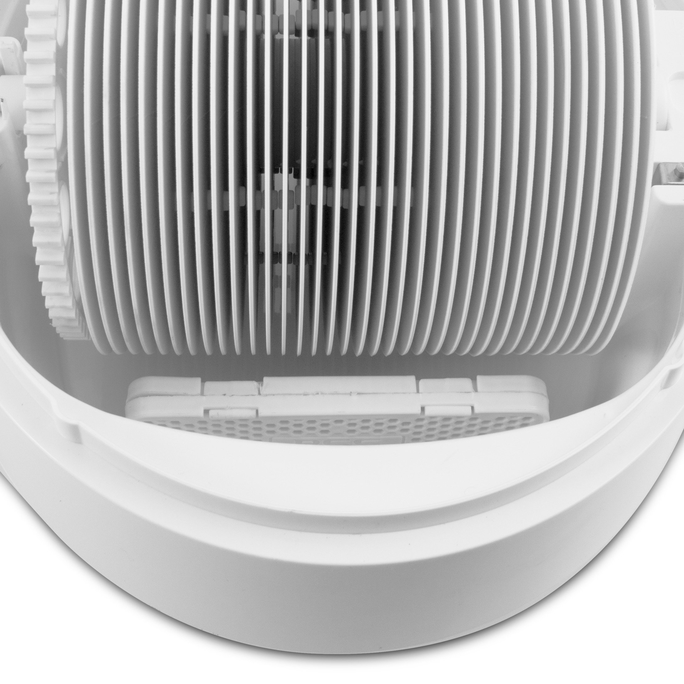 Primo piano dell'interno di un umidificatore bianco. Mostra la ventola, il filtro e altri componenti interni.