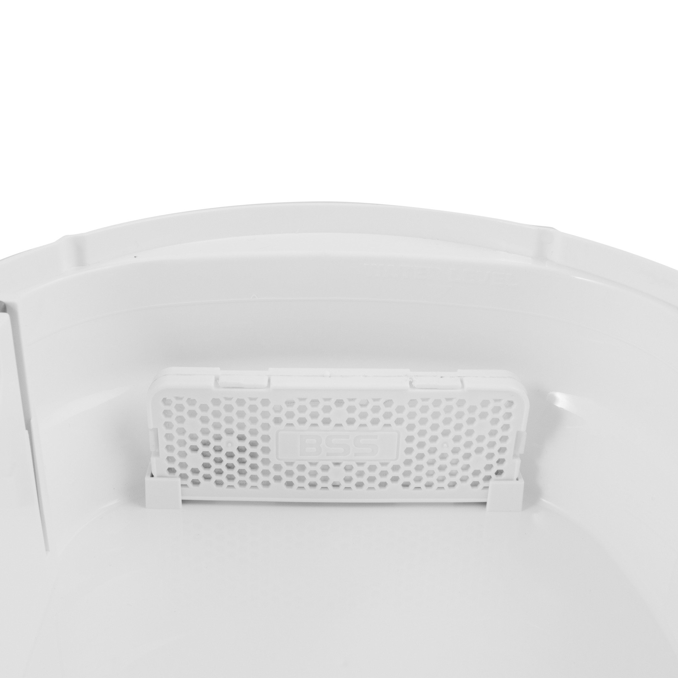 Coperchio bianco con molti piccoli fori. Il marchio è al centro.
