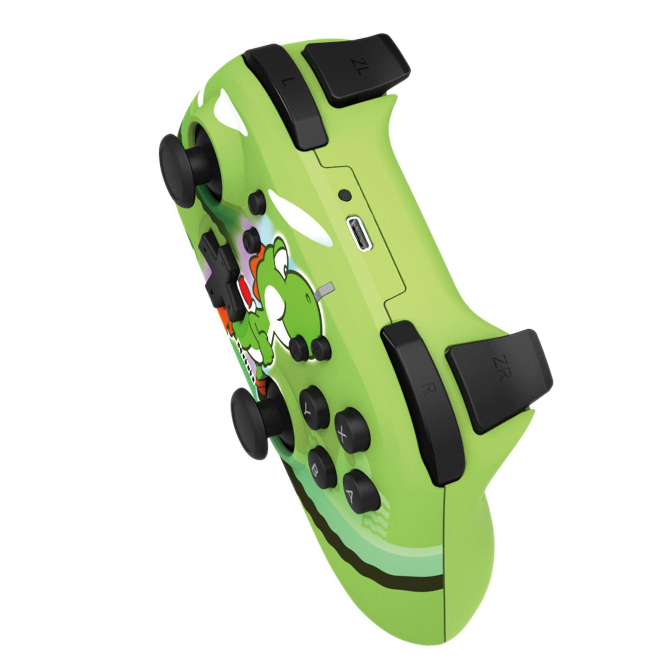 Ein grüner Gamecontroller mit Yoshi-Grafik und schwarzen Tasten, in einem Winkel gezeigt.