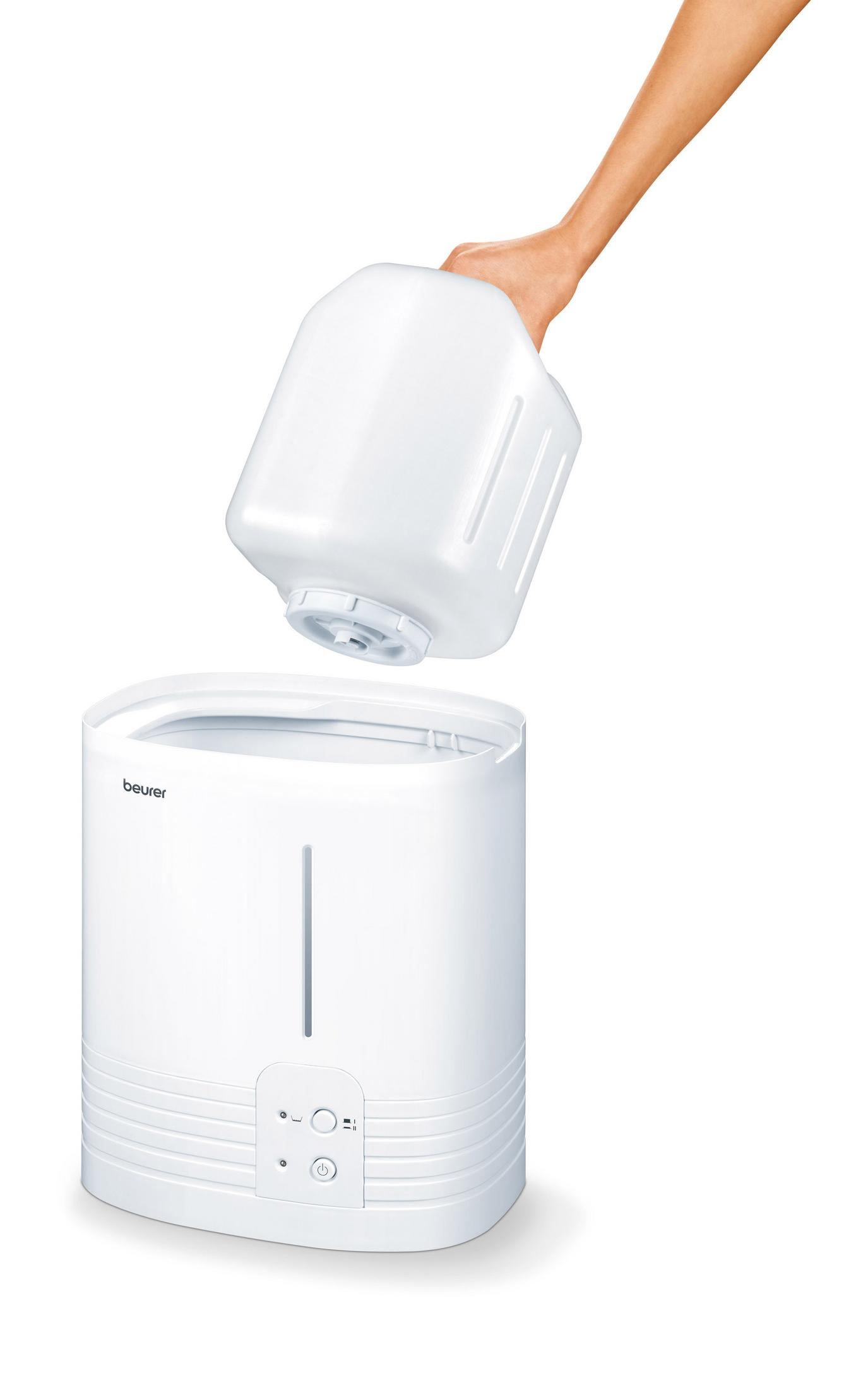 Weißer Luftbefeuchter mit abgenommenem Wassertank, der von einer Hand gehalten wird, auf weißem Grund.