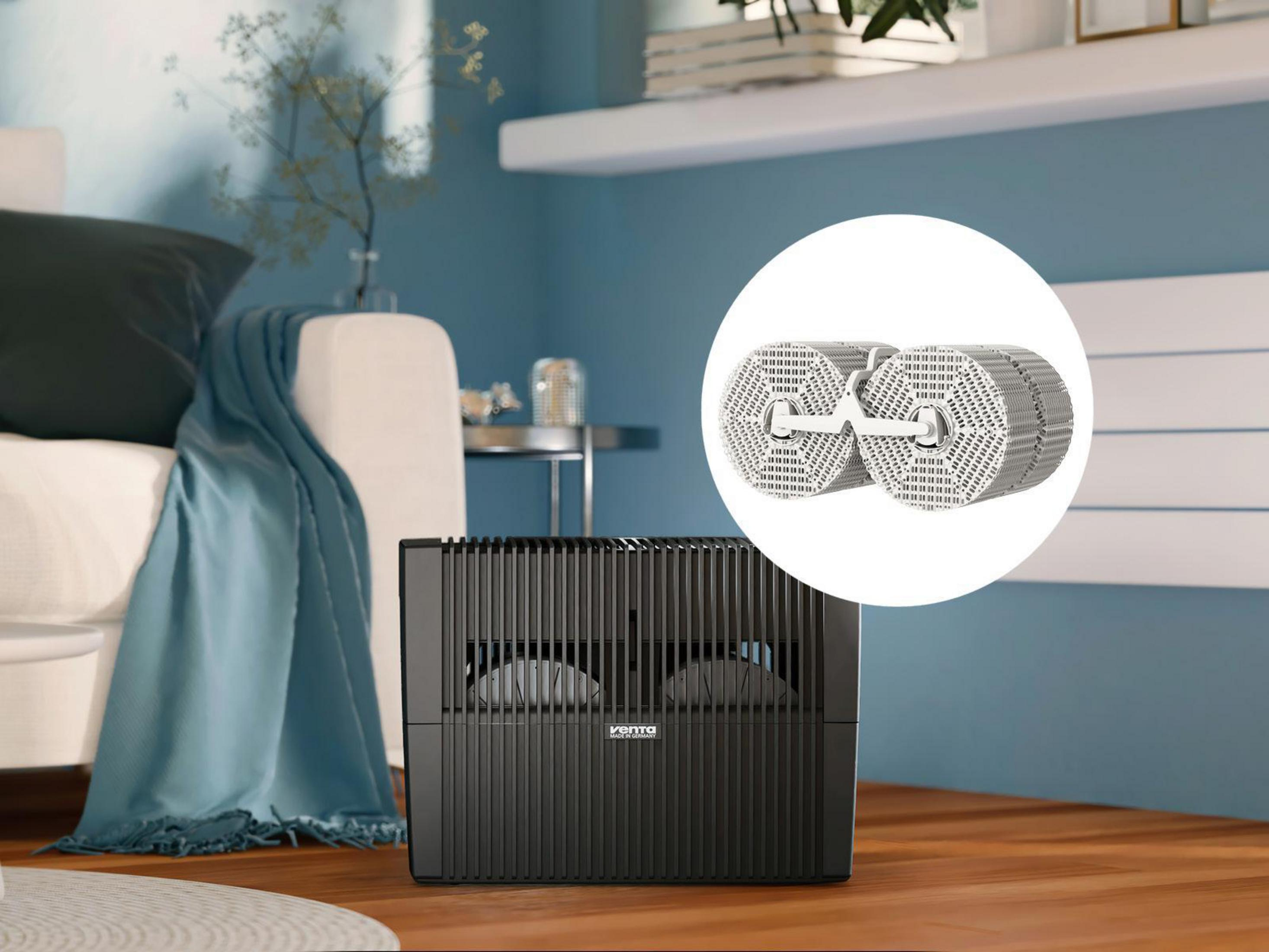 Oczyszczacz powietrza w pokoju z kanapą, szczegół filtra po prawej.