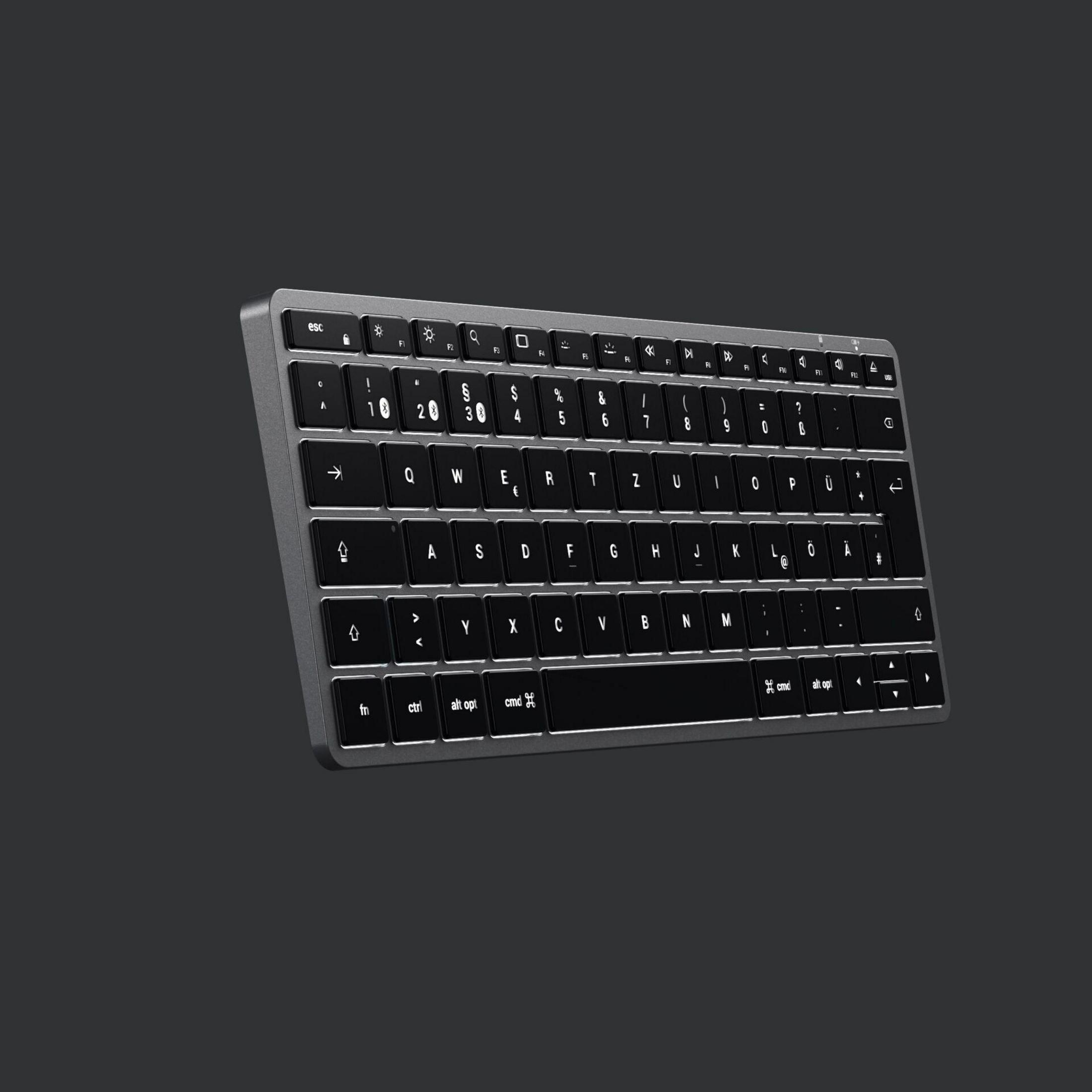 Eine silberne und schwarze Tastatur auf dunklem, grauem Hintergrund.