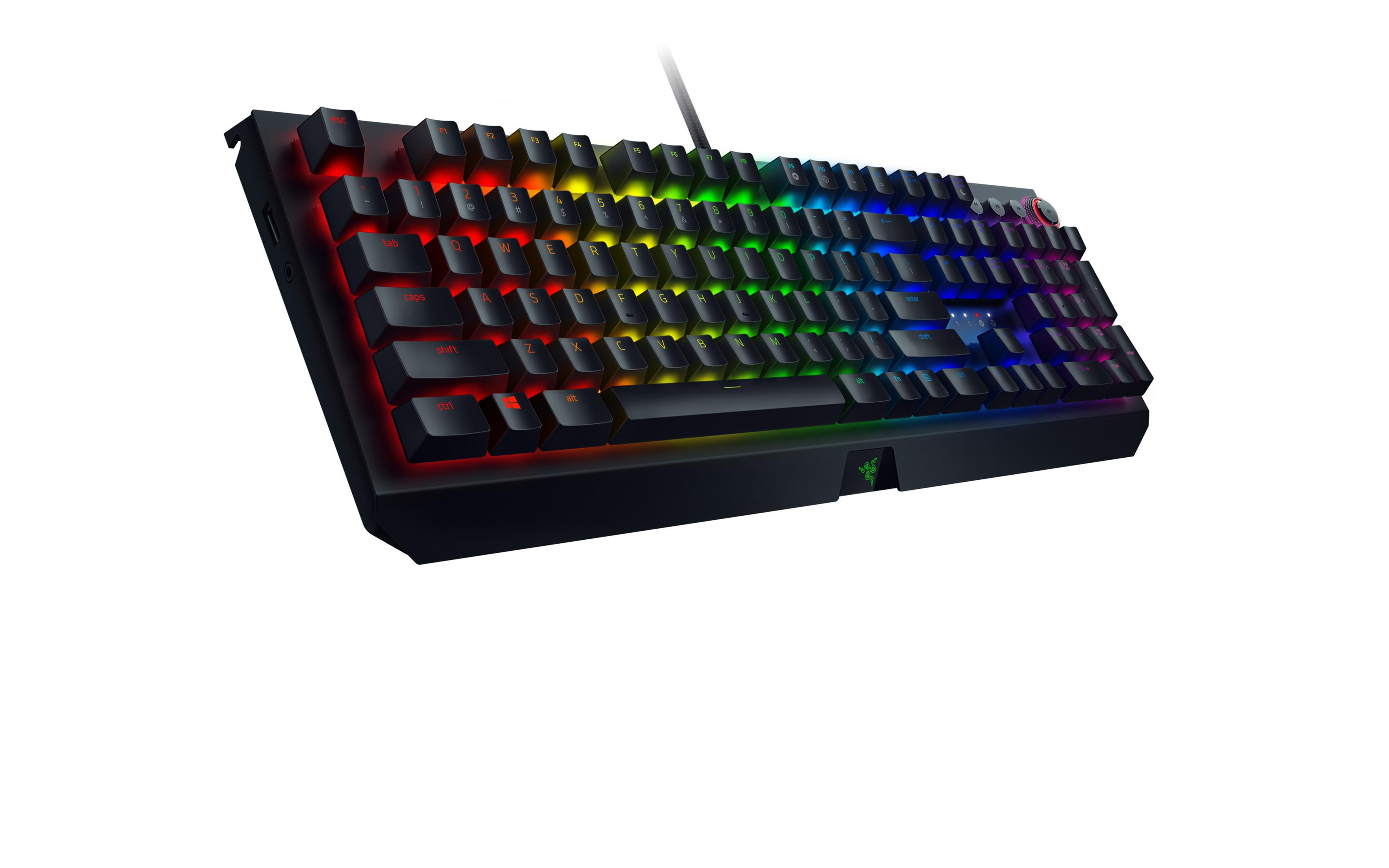 Schwarze mechanische Tastatur mit beleuchteten Tasten. Weißer Hintergrund. Regenbogenfarben.