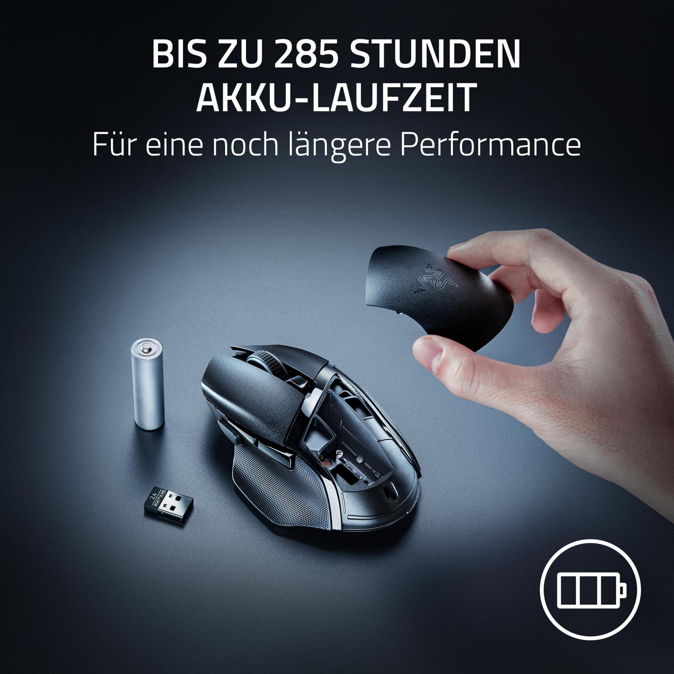 Czarna mysz, bateria, odbiornik USB. Dłoń z pokrywą myszy. Ciemne tło.