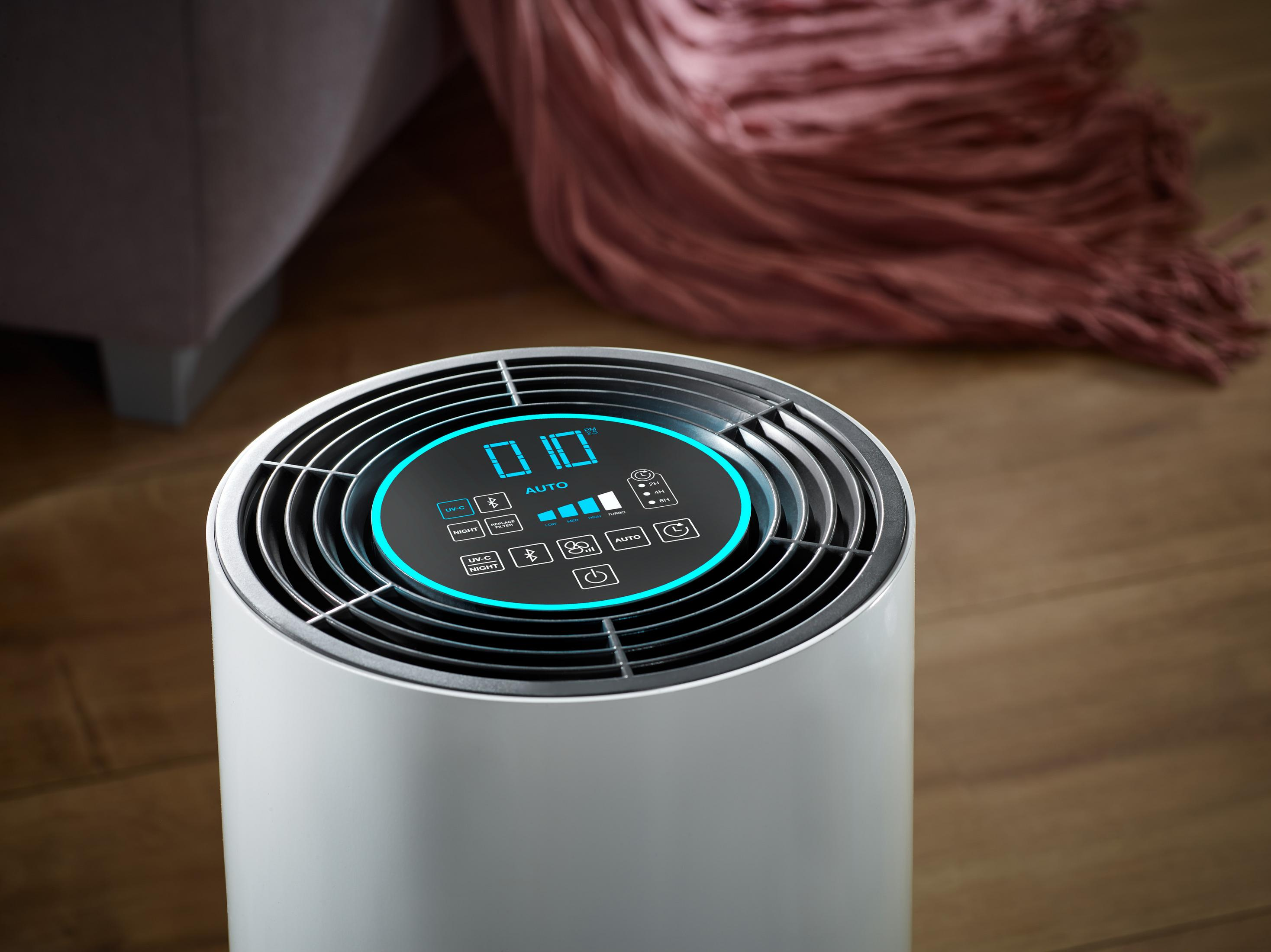 Nahaufnahme des Displays eines weißen Luftreinigers mit Digitalanzeige und Knöpfen.