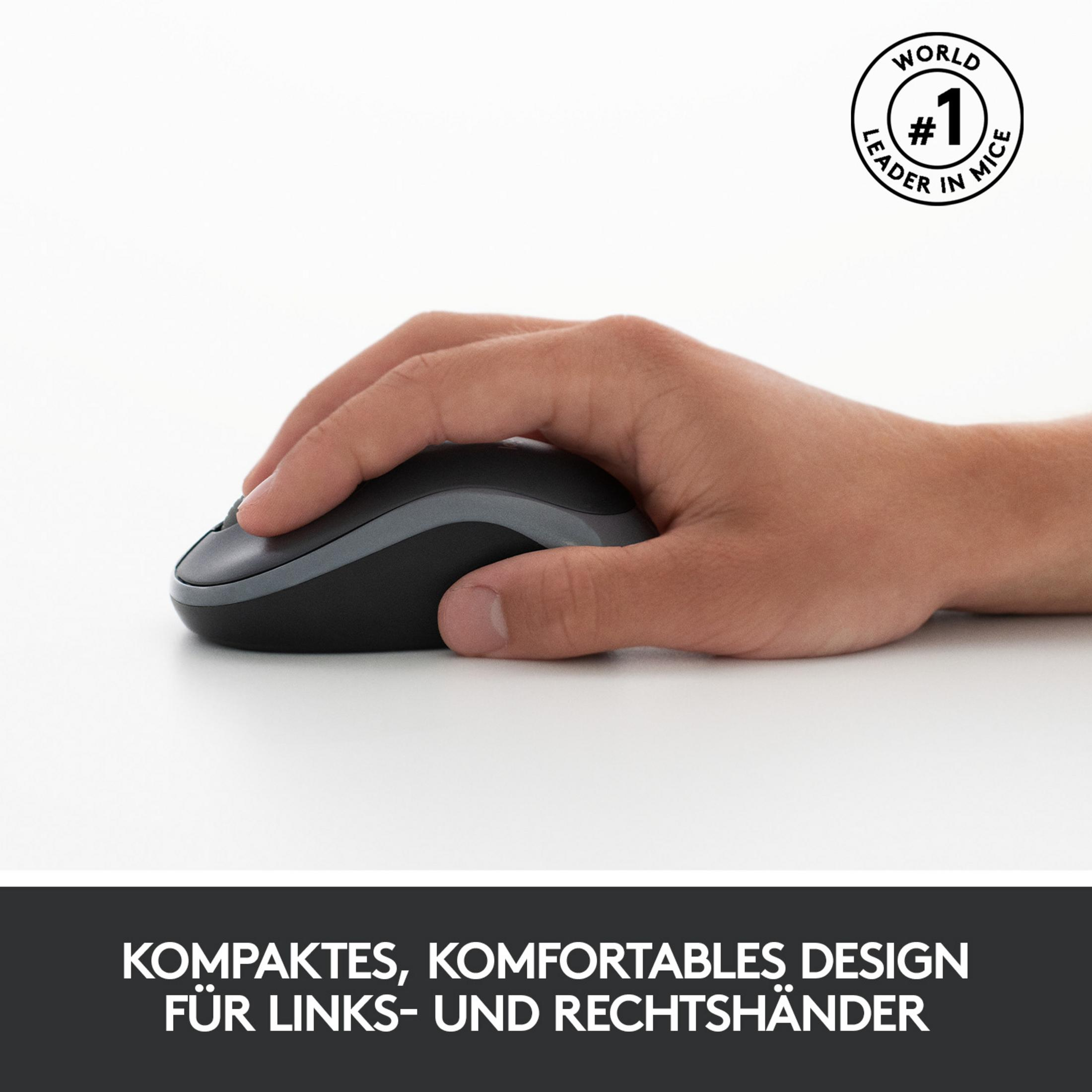 Une main tenant une souris d'ordinateur noire et grise sur une surface blanche. La souris est mise au point.