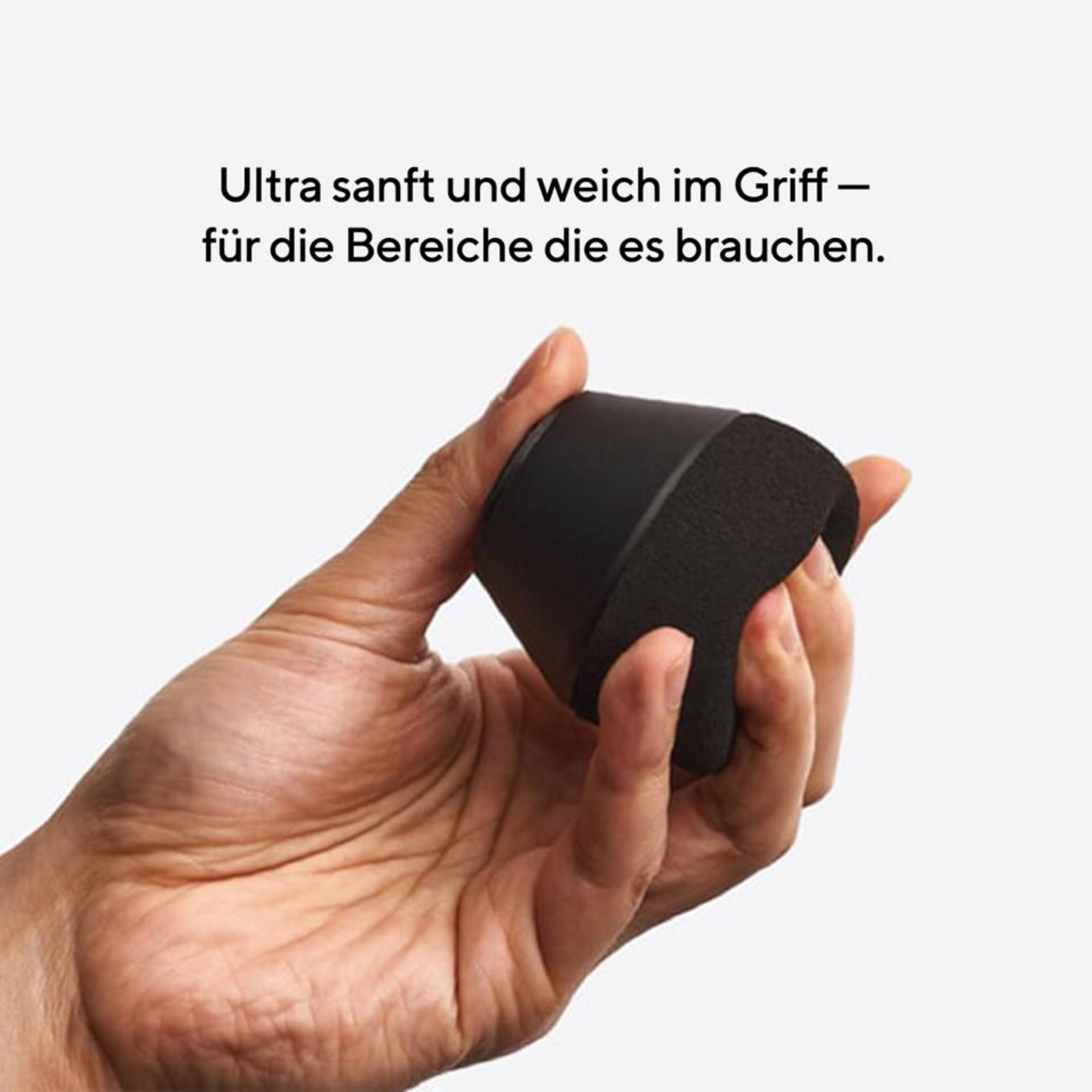 Hand, die ein schwarzes, weiches Schaumstoffobjekt hält.